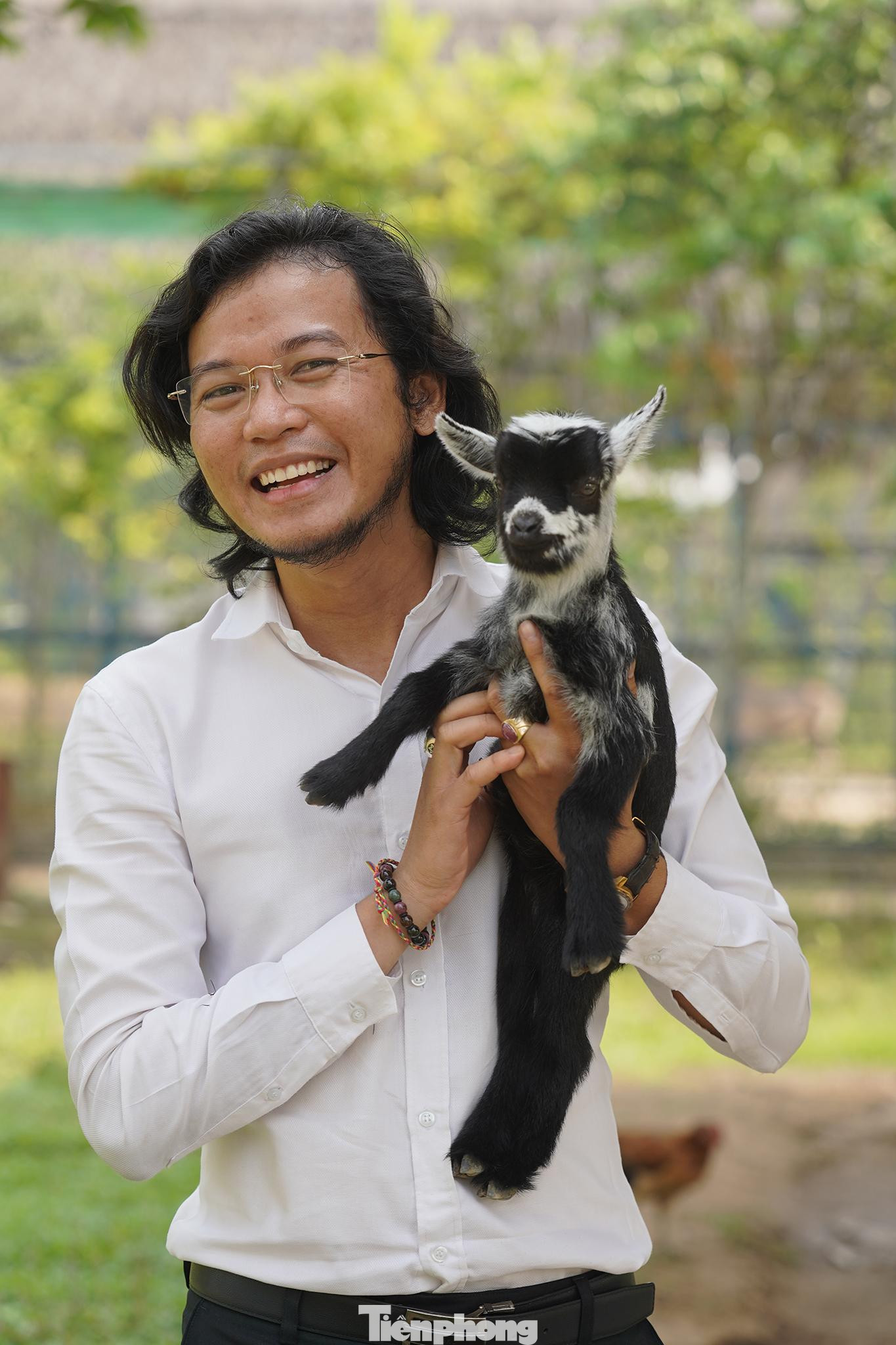 Tại chuồng dê, du khách được thoả thích chụp ảnh cùng những chú dê lùn.