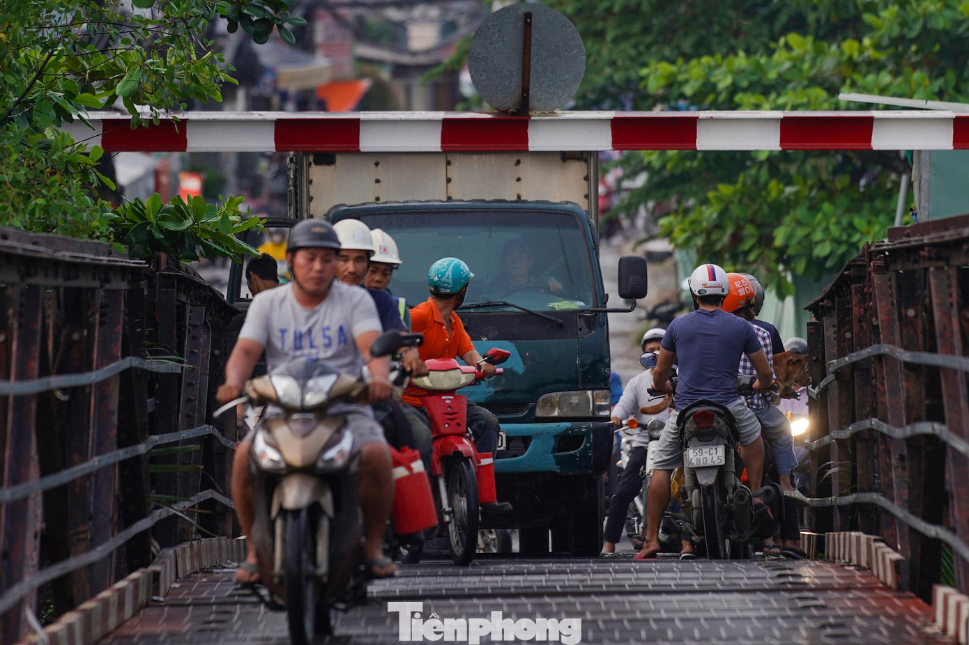 Việc di chuyển chưa thông ảnh hưởng không nhỏ đến giao thương, rõ rệt nhất chính là xe trọng tải lớn phải tìm đường khác vì không thể qua cầu sắt Long Kiểng. Việc di chuyển chưa thông ảnh hưởng không nhỏ đến giao thương, rõ rệt nhất chính là xe trọng tải lớn phải tìm đường khác vì không thể qua cầu sắt Long Kiểng.