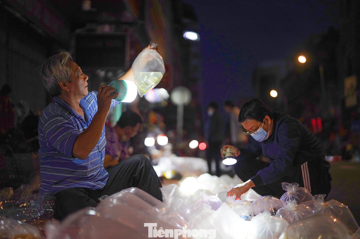 Ông Năm, một người bán cá cho biết, 20 năm nay, ngày nào ông cũng chạy xe máy đến khu chợ mua cá về bán lại cho khách. “Tôi đi từ 1 đến khoảng 2 giờ sáng. Lúc này, đã có một số người bắt đầu phân loại, cân, bơm ô xy và chia cá thành nhiều túi nhỏ để bán”, ông Năm cho biết thêm.