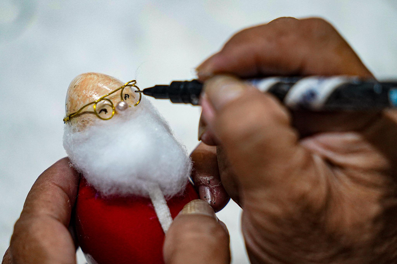 “Khó nhất là công đoạn điểm nhãn, một sản phẩm làm tốt nhưng vẽ mắt không đạt thì cũng coi như bị lỗi, đôi mắt là cửa sổ tâm hồn mà”, ông Tâm nêu quan điểm.