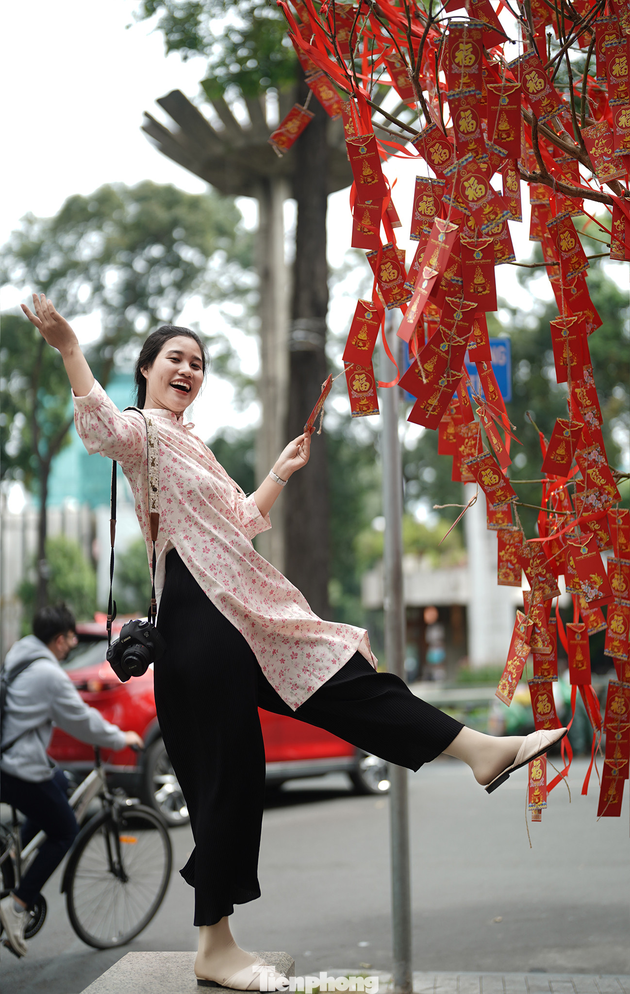 "Hiếm khi thấy khu vực Hồ Con Rùa đỏ rực sắc xuân như thế này. Tôi nghe nói nơi đây chuẩn bị làm tuyến phố đi bộ nên rất háo hức chờ đến ngày đó để ra đây chụp ảnh", bạn Thuỳ Dương, ngụ ở huyện Hóc Môn chia sẻ.