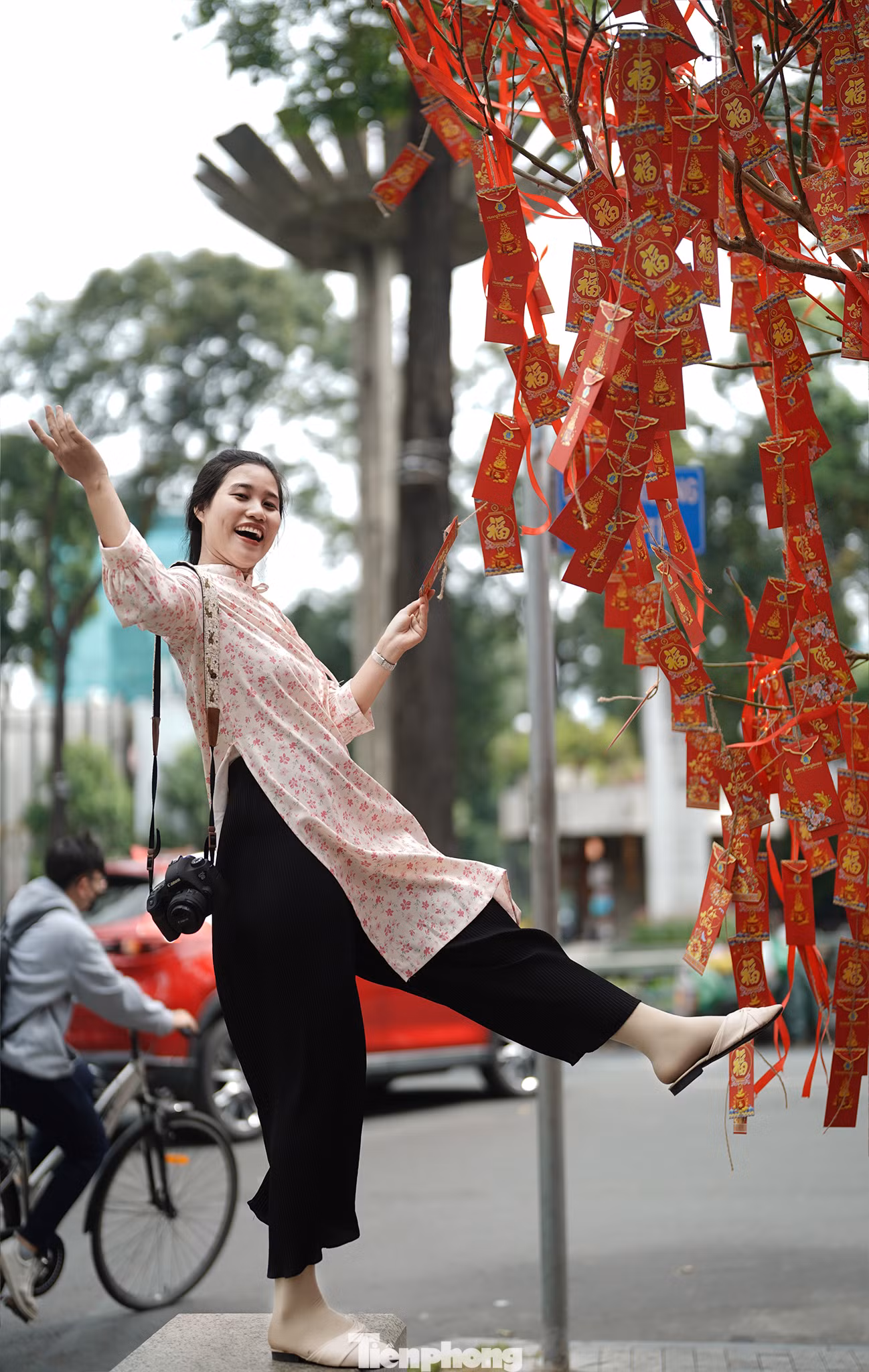 "Hiếm khi thấy khu vực Hồ Con Rùa đỏ rực sắc xuân như thế này. Tôi nghe nói nơi đây chuẩn bị làm tuyến phố đi bộ nên rất háo hức chờ đến ngày đó để ra đây chụp ảnh", bạn Thuỳ Dương, ngụ ở huyện Hóc Môn chia sẻ.