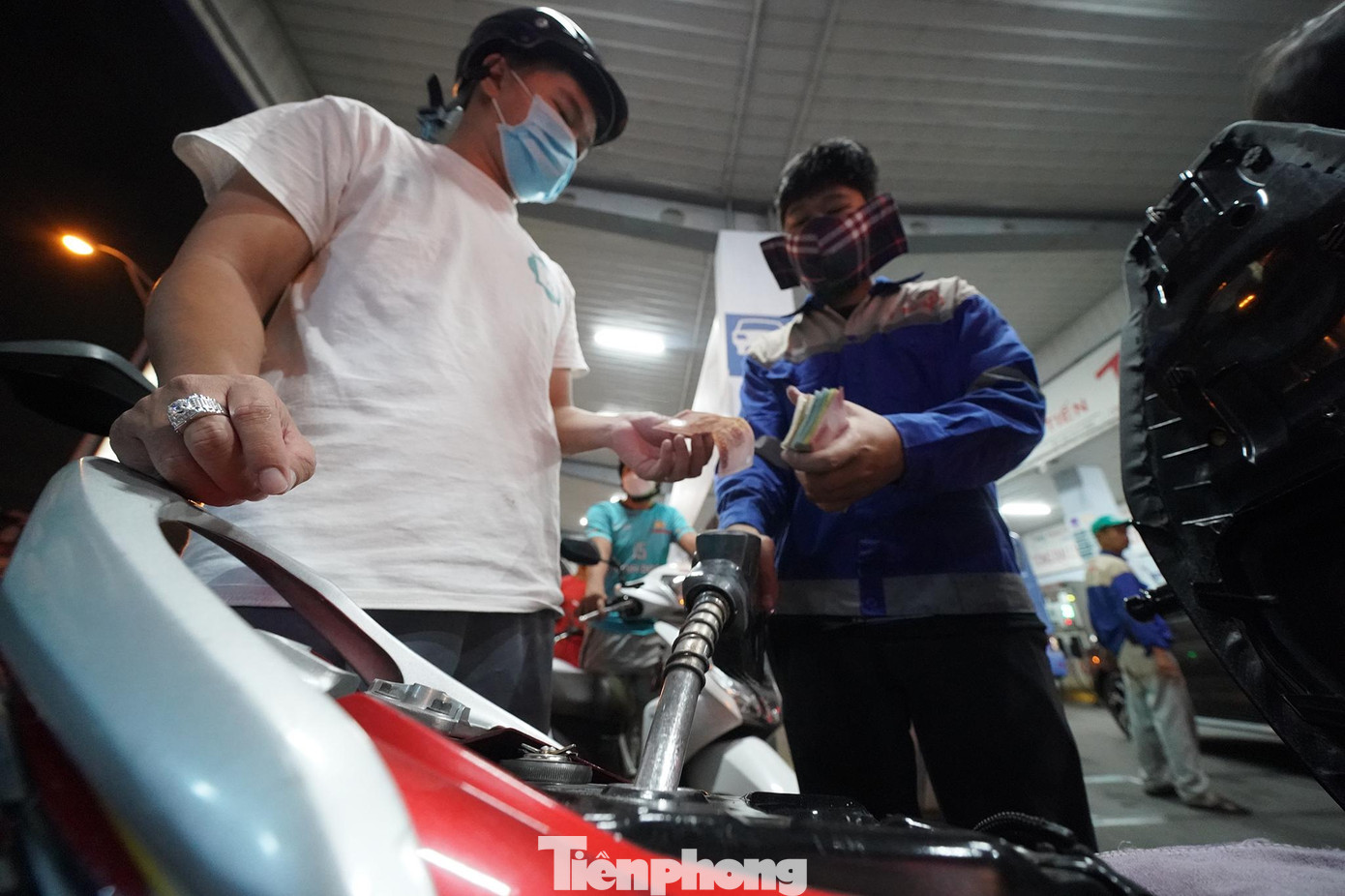 Trước đó, theo Sở Công Thương TPHCM, cơ quan quản lý thị trường đang giám sát chặt 550 cửa hàng kinh doanh xăng dầu trên địa bàn. Bất kỳ cửa hàng nào đóng cửa đều phải có giấy chấp thuận của Sở theo quy định. Qua kiểm tra thực tế, tất cả cửa hàng đóng cửa hoặc tạm ngưng bán hàng những ngày qua đều đã cạn xăng. Chủ cây xăng không có dấu hiệu găm hàng.