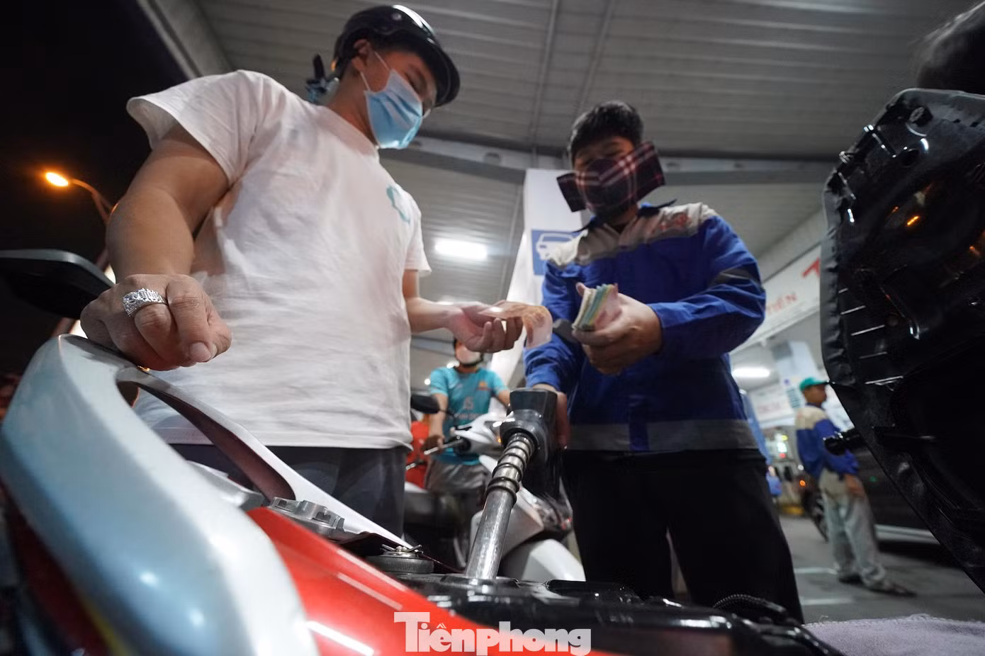 Trước đó, theo Sở Công Thương TPHCM, cơ quan quản lý thị trường đang giám sát chặt 550 cửa hàng kinh doanh xăng dầu trên địa bàn. Bất kỳ cửa hàng nào đóng cửa đều phải có giấy chấp thuận của Sở theo quy định. Qua kiểm tra thực tế, tất cả cửa hàng đóng cửa hoặc tạm ngưng bán hàng những ngày qua đều đã cạn xăng. Chủ cây xăng không có dấu hiệu găm hàng. Trước đó, theo Sở Công Thương TPHCM, cơ quan quản lý thị trường đang giám sát chặt 550 cửa hàng kinh doanh xăng dầu trên địa bàn. Bất kỳ cửa hàng nào đóng cửa đều phải có giấy chấp thuận của Sở theo quy định. Qua kiểm tra thực tế, tất cả cửa hàng đóng cửa hoặc tạm ngưng bán hàng những ngày qua đều đã cạn xăng. Chủ cây xăng không có dấu hiệu găm hàng.