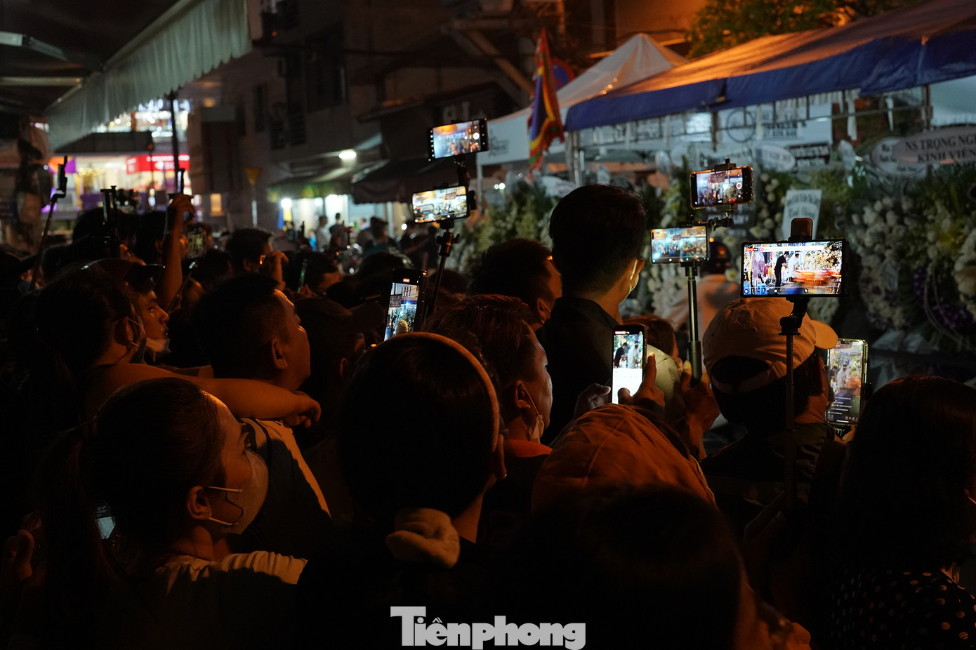 Trước đó, tối 8/3 diễn ra đêm tiễn biệt, nghệ sĩ quy tụ hát tặng NSƯT Vũ Linh cùng khán giả yêu quý nam nghệ sĩ.