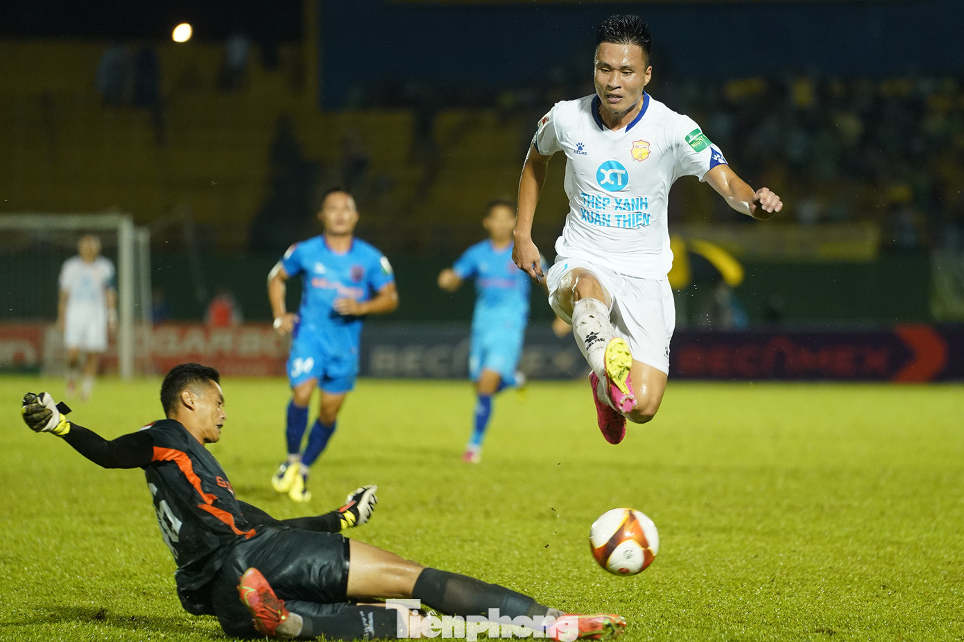 Với chiến thắng 3-2, Thép Xanh Nam Định đã chính thức góp mặt ở nhóm các đội đua vô địch V-League 2023. Trong khi đó, Bình Dương vẫn chưa có bất kỳ chiến thắng nào sau suốt 13 vòng đấu.