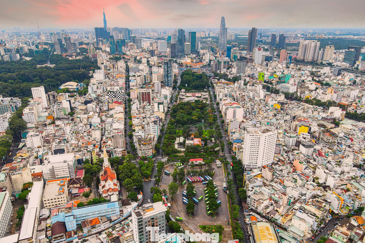 Các tài xế tại bến xe Công viên 23/9 (quận 1) cho biết, sau đại dịch COVID-19, lượng khách sử dụng xe buýt còn rất khiêm tốn. “Đường sá chật chội, tình trạng kẹt xe, ùn ứ khiến xe di chuyển chậm, tốn nhiều thời gian là một trong những lý do khiến người dân dần dần ít đi xe buýt”, một tài xế tuyến xe buýt 86 chia sẻ.