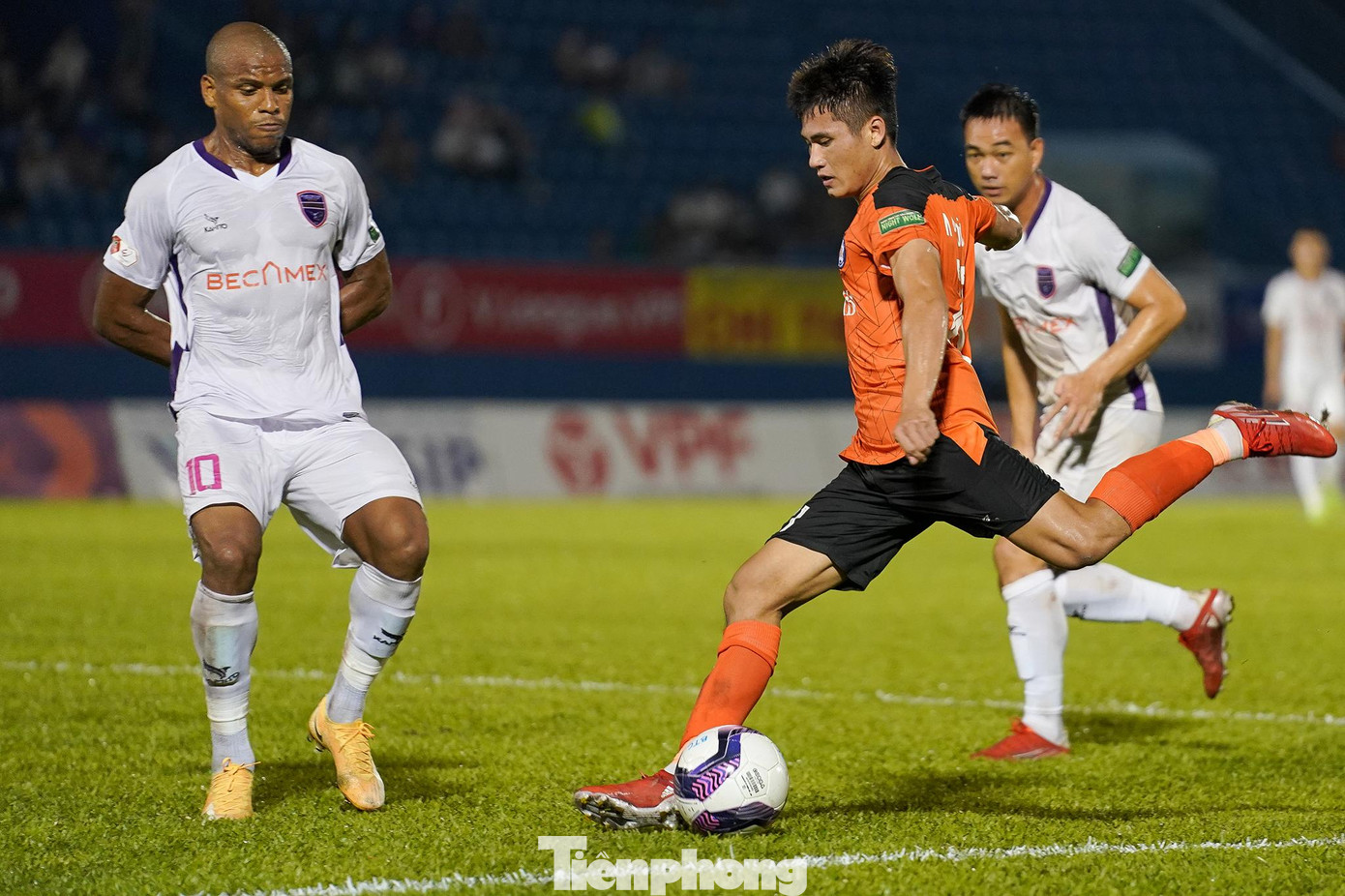 Tinh thần khá tốt khi liên tục dẫn trước, S.Đà Nẵng chơi lấn át đội chủ nhà. Tinh thần khá tốt khi liên tục dẫn trước, S.Đà Nẵng chơi lấn át đội chủ nhà.