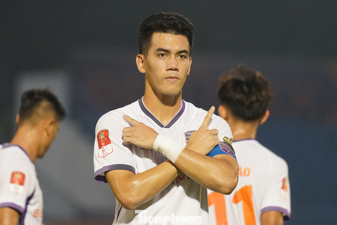 Liên tiếp các cơ hội được đội bóng đất Thủ tạo ra trên phần sân của đội khách và bàn thắng đã đến với họ ở phút 12 từ cú đánh đầu của tiền đạo Tiến Linh.