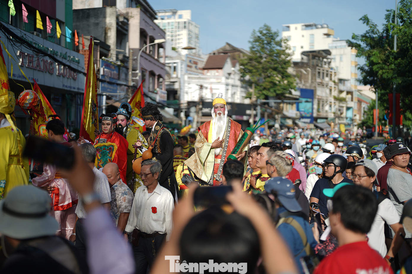 Rất đông người dân tập trung hai bên đường và đang tham gia lưu thông trên đường Hải Thượng Lãn Ông bị thu hút bởi đoàn diễu hành. Tết Nguyên Tiêu được tổ chức chủ yếu tại các Hội quán - nơi thờ tự của cộng đồng bà con dân tộc Hoa. Các nhân vật được thờ tại các Hội quán như Thiên Hậu Thánh Mẫu, Quan Thánh, Ông Bổn (Phước Đức Chính Thần), Kim Long (các vị thần thuộc tín ngưỡng Tam Nguyên - Tam Quan), các vị thần người Hoa…