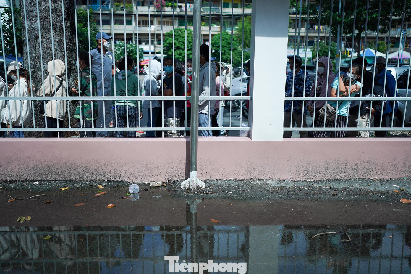 Theo thông báo từ BTC, phải đến 9 giờ sáng nay ban tổ chức mới tiến hành bán vé. Dù vậy, những người hâm mộ bóng đá Việt Nam vẫn kiên nhẫn đứng xếp hàng từ khá sớm.