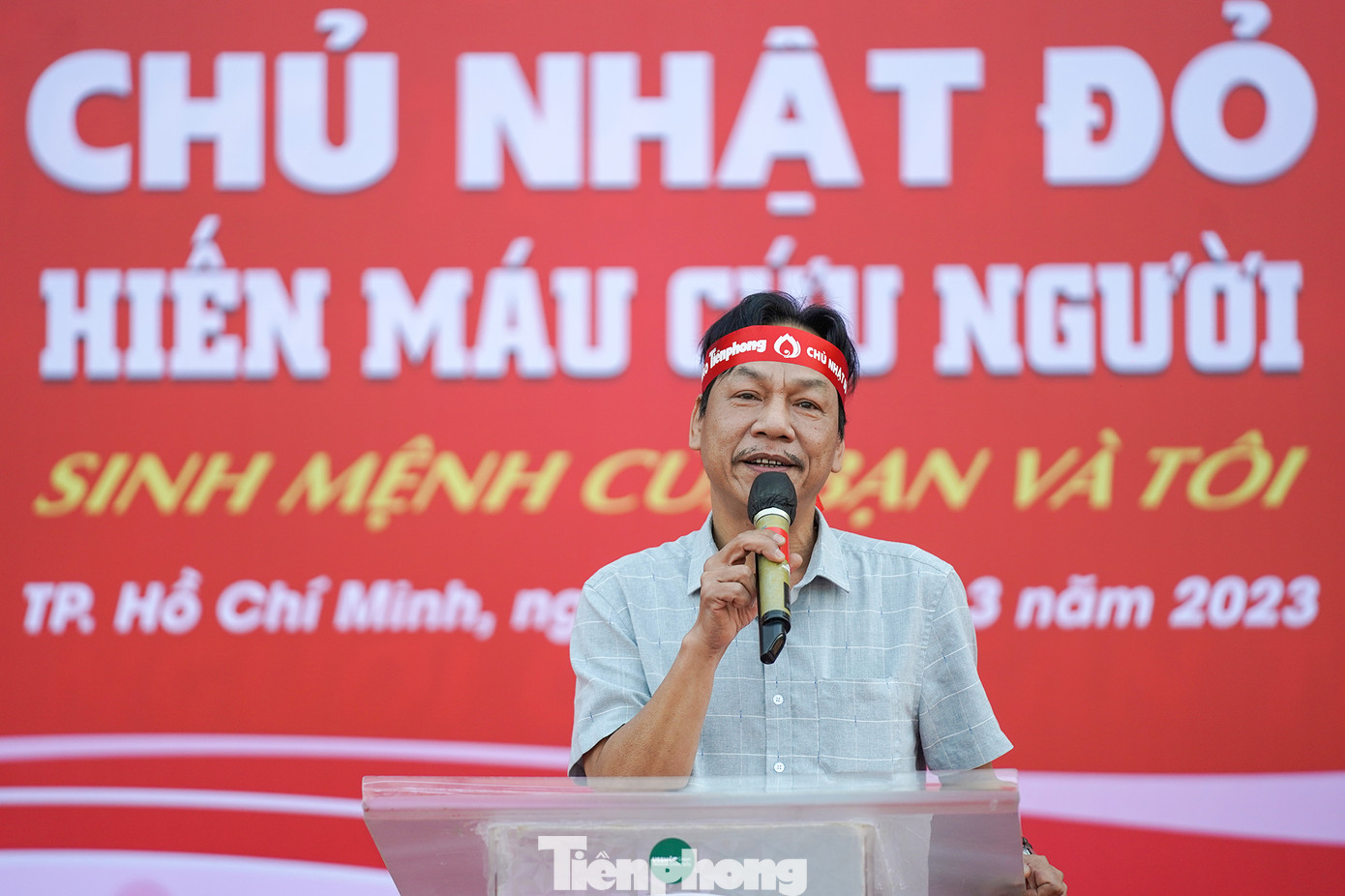 Phát biểu khai mạc chương trình, nhà báo Lê Minh Toản, Phó Tổng Biên tập báo Tiền Phong, Trưởng ban Tổ chức chương trình cho biết không khí sôi nổi của chương trình đã đưa ông “sống lại” thời khắc trẻ trung, nhiệt huyết cách đây hơn 30 năm, rạo rực tinh thần thiện nguyện, cống hiến. “Tôi thật sự bị cuốn hút, thực sự hòa vào không khí đó”, ông nói. Là Phó Tổng Biên tập báo Tiền Phong, nhà báo Lê Minh Toản từng dự rất nhiều chương trình Chủ nhật Đỏ từ các tỉnh phía Bắc, miền Trung đến khu vực Tây Nguyên và hôm nay là lần đầu góp mặt tại TPHCM.