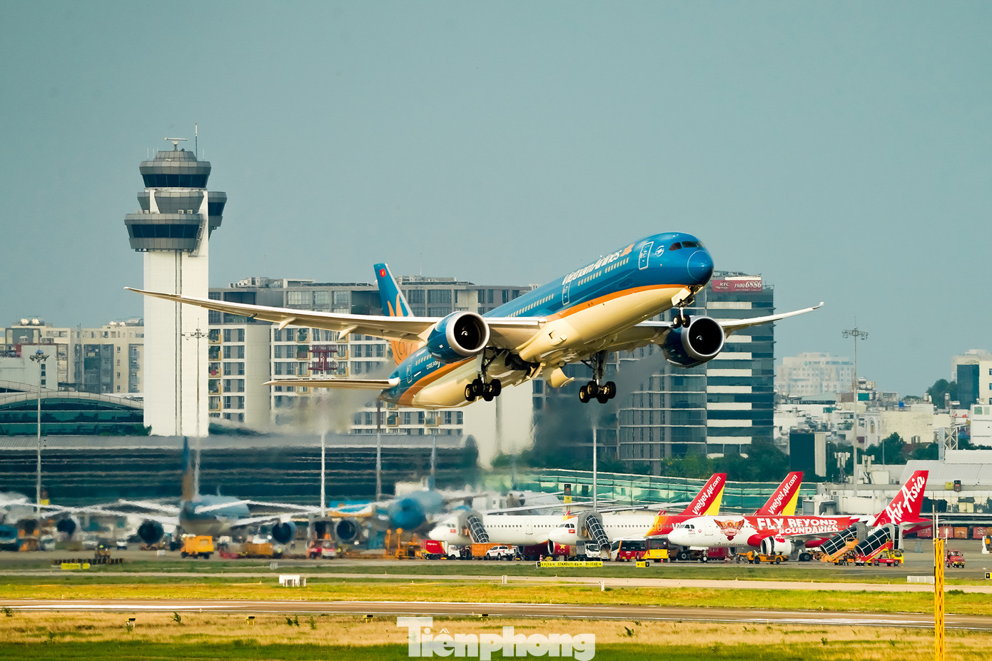 Vào dịp cuối tuần, một số bạn trẻ đam mê nhiếp ảnh thường tìm đến sân thượng các quán cà phê xung quanh sân bay Tân Sơn Nhất để canh chụp khoảnh khắc máy bay cất - hạ cánh. Giữa nhịp sống hối hả, có một thú vui tao nhã mà không phải ai cũng biết đến là nhâm nhi tách cà phê thơm lừng, phóng tầm mắt ngắm nhìn những "chim sắt" khổng lồ cất - cánh kiêu hãnh hoặc hạ cánh an toàn xuống đường băng.