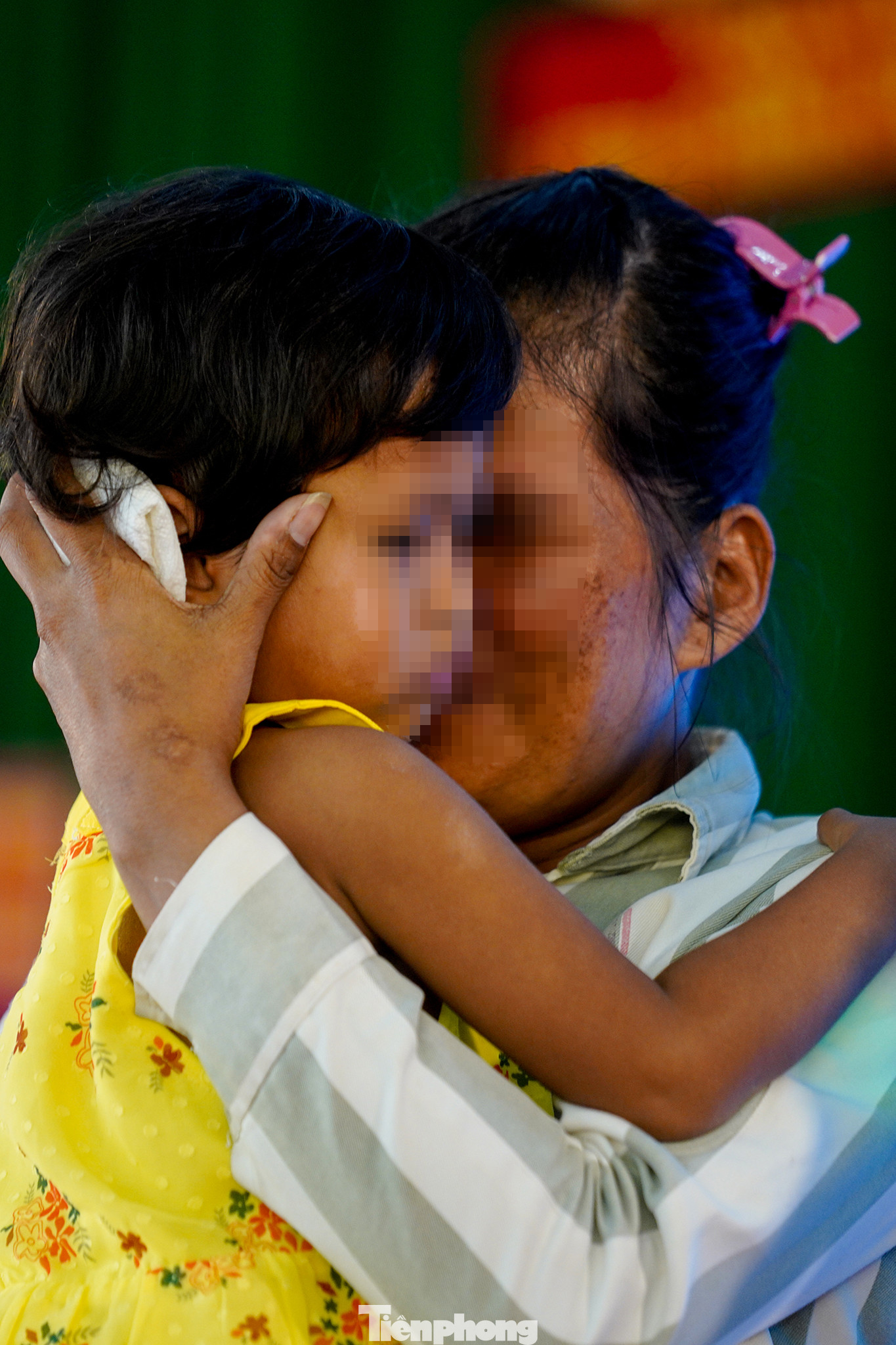 Chị H. chia sẻ trong nước mắt: "Tôi đã một lần lầm lỡ, tôi chỉ mong được về với con gái, làm việc hết mình để bé được đi học đàng hoàng. Quan trọng hơn nữa là bé được sống bên mẹ".