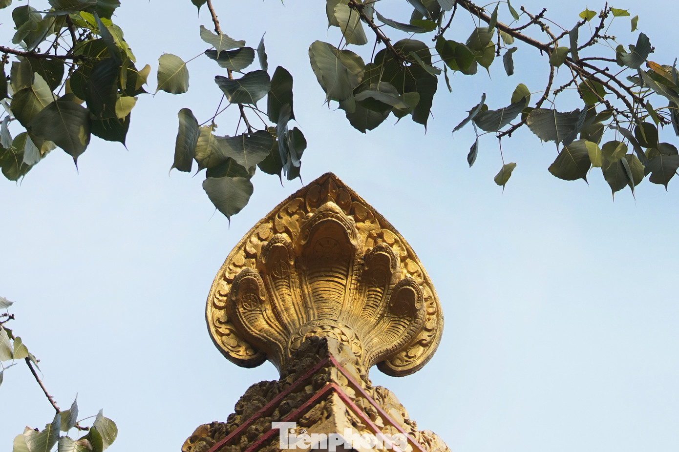 Hình tượng rắn Naga xuất hiện trên đỉnh mái, cửa sổ khu chính điện. Trong quần thể kiến trúc rộng khoảng 4.500 m2 của chùa Chantarangsay, nổi bật là ngôi chính điện xây theo hướng chính Đông, là hướng của mặt trời và hướng của đức Phật thành đạo trong đêm rằm tháng Vesak. Hình tượng rắn Naga xuất hiện trên đỉnh mái, cửa sổ khu chính điện. Trong quần thể kiến trúc rộng khoảng 4.500 m2 của chùa Chantarangsay, nổi bật là ngôi chính điện xây theo hướng chính Đông, là hướng của mặt trời và hướng của đức Phật thành đạo trong đêm rằm tháng Vesak.