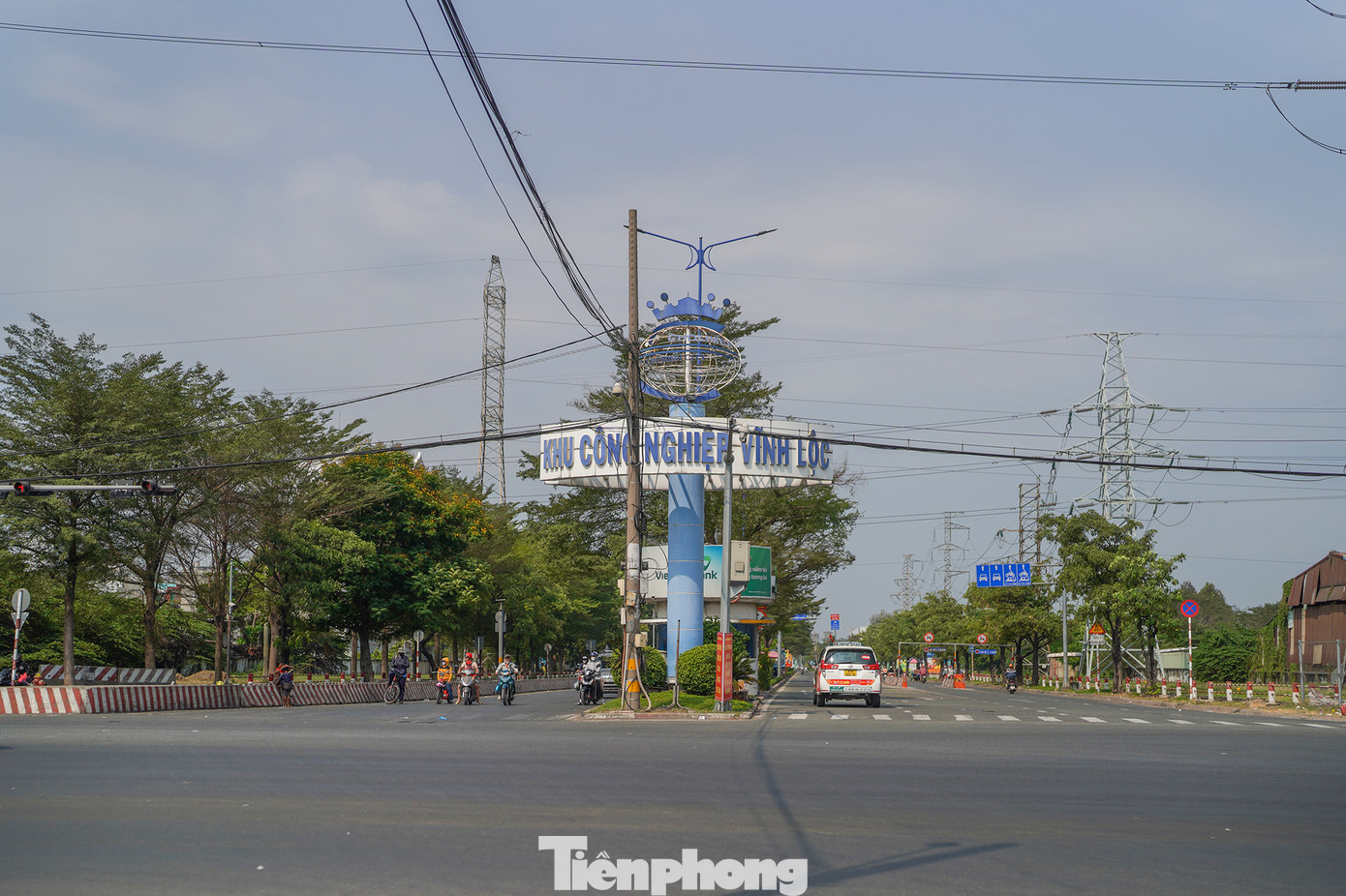 Nút giao trước cổng KCN Vĩnh Lộc và Quốc lộ 1 khác hẳn ngày thường.