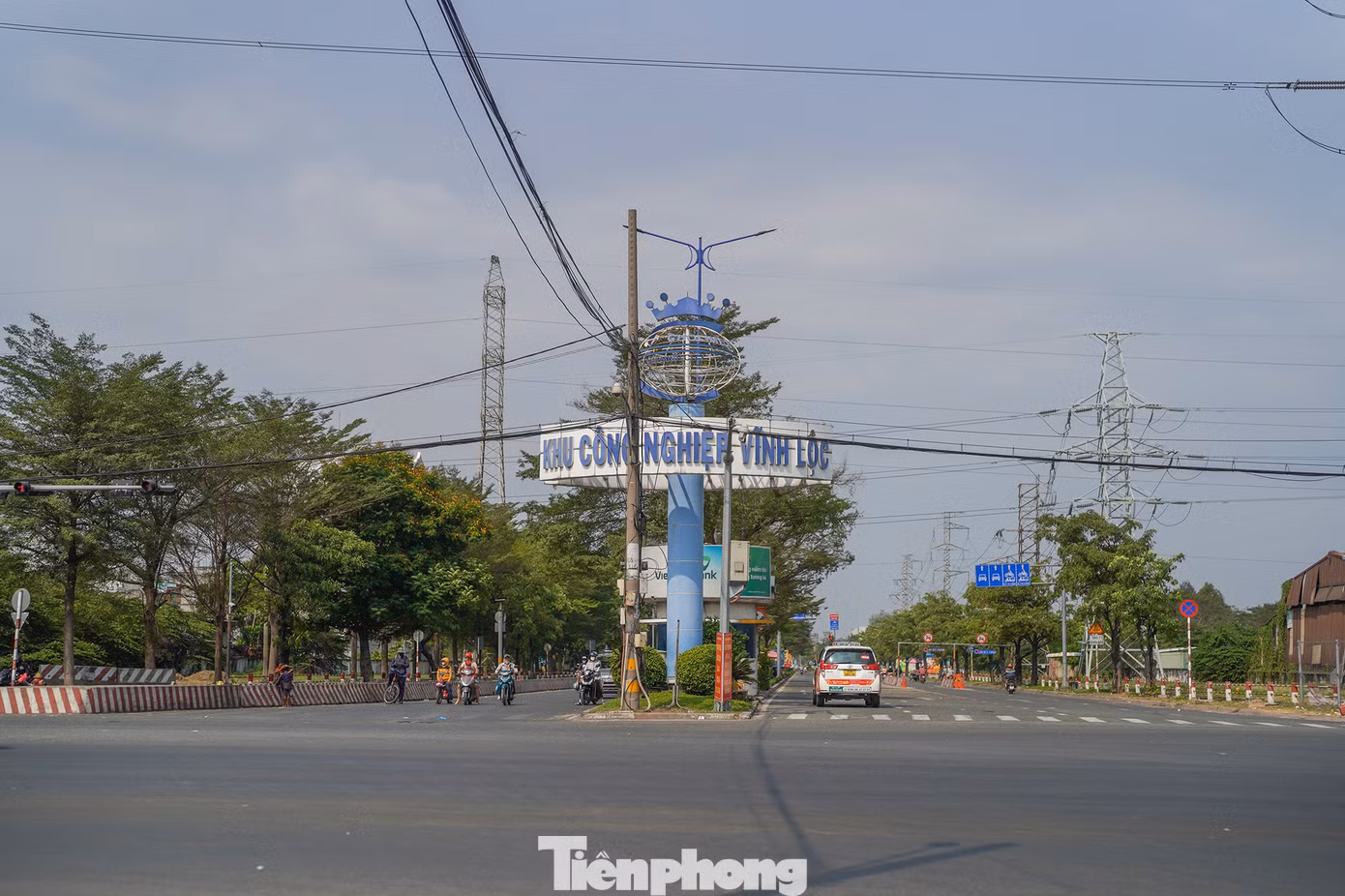 Nút giao trước cổng KCN Vĩnh Lộc và Quốc lộ 1 khác hẳn ngày thường.