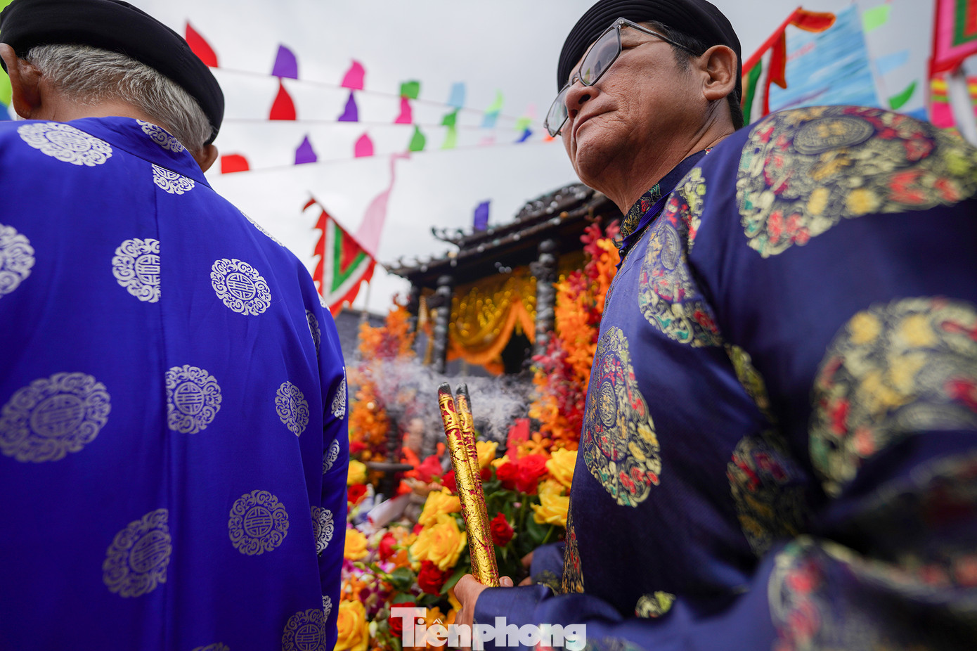 "Ghe Nghinh Ông được trang trí lộng lẫy. Địa điểm Nghinh Ông trên biển là tam giang khẩu, tức là nơi giáp nhau của ba con nước (cách bờ biển khoảng 4 hải lý, 1 hải lý = 1,8 km, ngay vị trí nhà đèn của biển). Các ghe tàu đánh bắt tại địa phương về dự lễ đã neo đậu sẵn trên bờ biển, trên ghe giăng đèn, kết hoa, treo cờ màu sắc rực rỡ và trước mỗi ghe đều bày mâm lễ vật để chuẩn bị ra khơi cúng Ông", ông Trần Thanh Sơn, Vạn phó Hội Vạn lạch thị trấn Cần Thạnh chia sẻ.