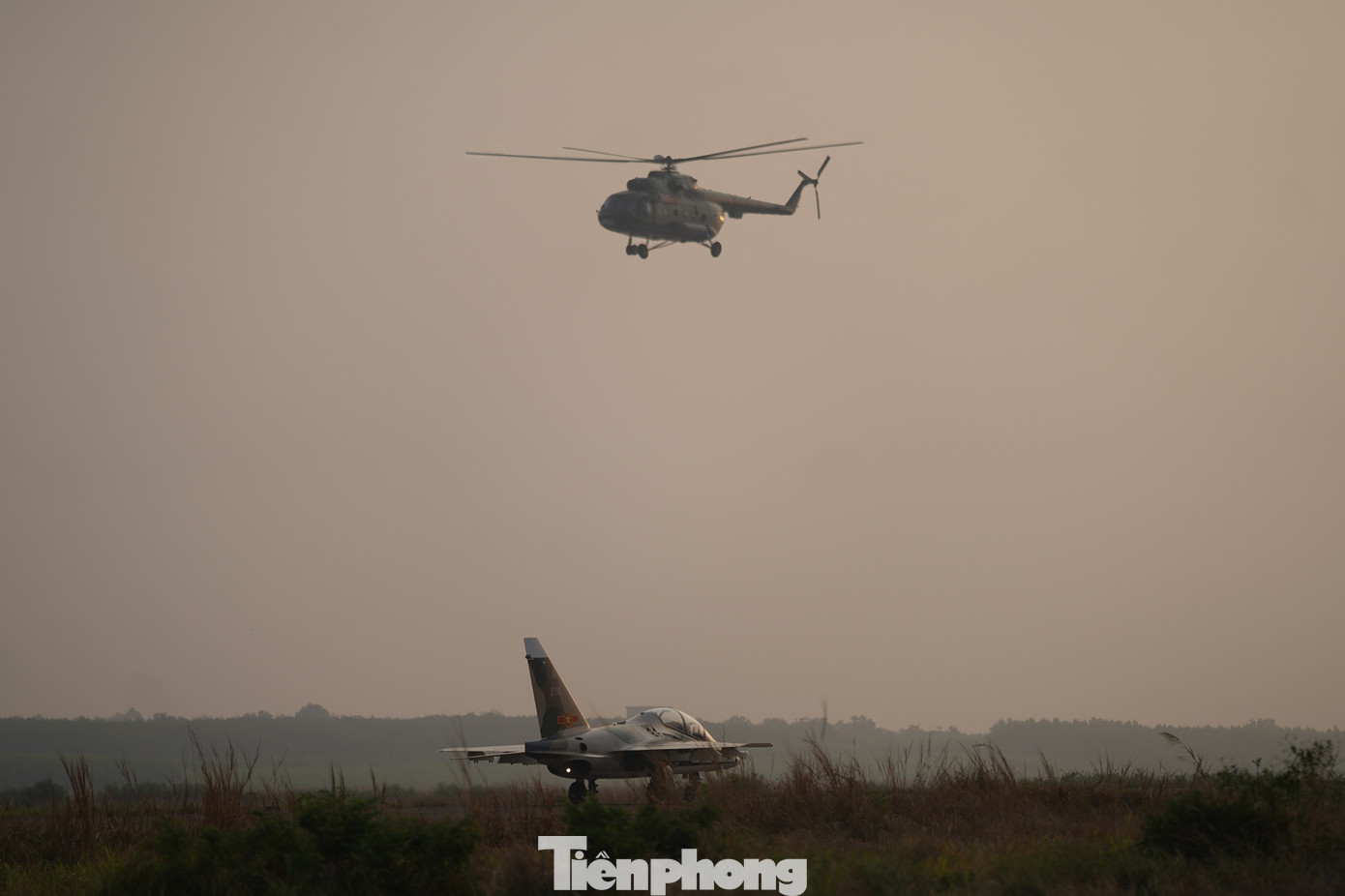 Các máy bay bay tập luyện để chuẩn bị cho màn trình diễn nhân dịp kỉ niệm 50 năm Giải phóng miền Nam, thống nhất đất nước (30/4/1975 - 30/4/2025).