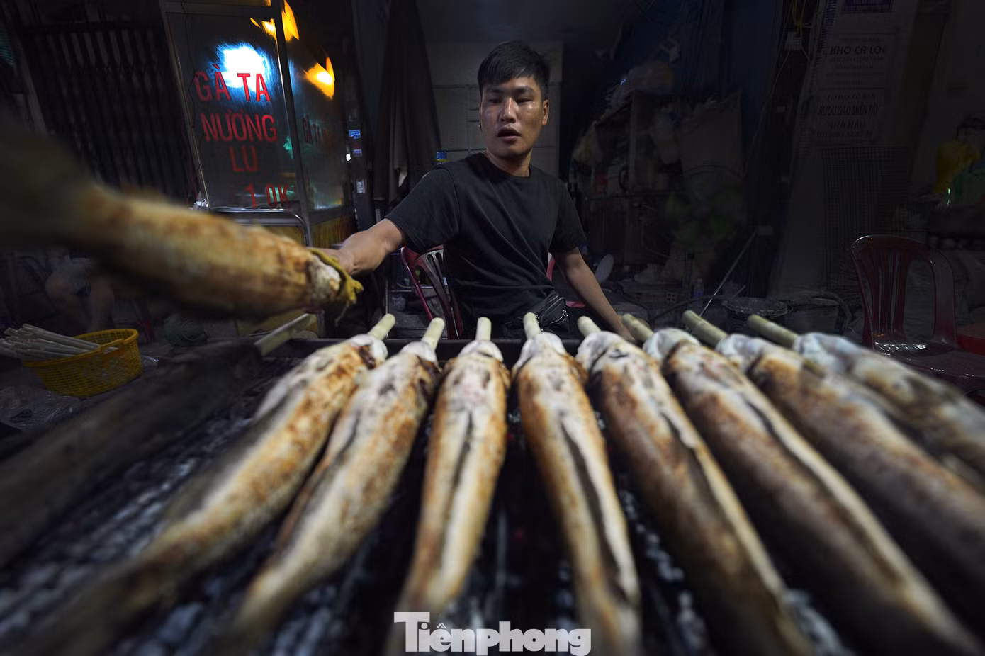 Bạn Thuận, nhân viên nướng cá chia sẻ đêm nay có thể sẽ thức trắng để phục vụ nhóm đối tượng khách làm về khuya và bán đến trưa mùng 10. Theo một số thợ nướng, cá lóc đại diện cho sức khỏe, sự bền bỉ và năng động, còn mía tượng trưng cho sự ngọt ngào, dễ dàng và may mắn. Sự kết hợp giữa chúng không chỉ mang đến một món ăn ngon miệng mà còn mang lại một thông điệp về sự hòa hợp giữa công việc và cuộc sống, giữa nỗ lực và kết quả ngọt ngào.