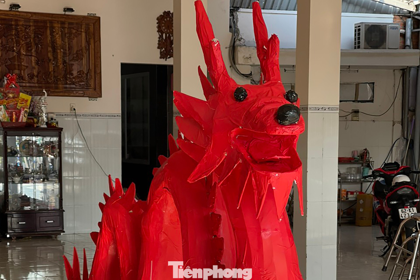 Khung sườn bên trong chú rồng dùng để đính bánh, kẹo lên. Ảnh: Gia đình cung cấp.