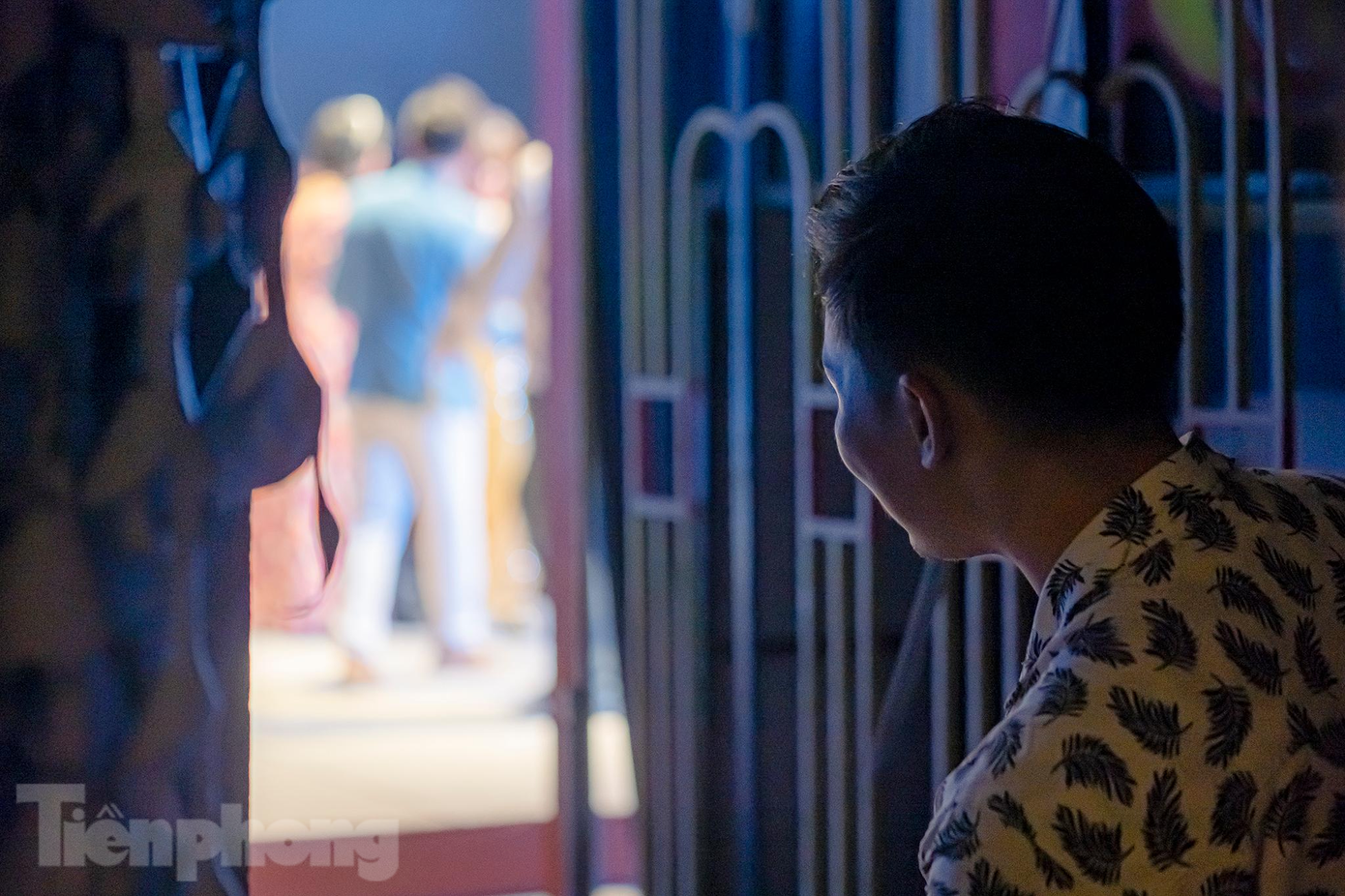 Phía sau cánh gà, nhân viên hậu đài cũng hoà vào niềm vui chung của các diễn viên.