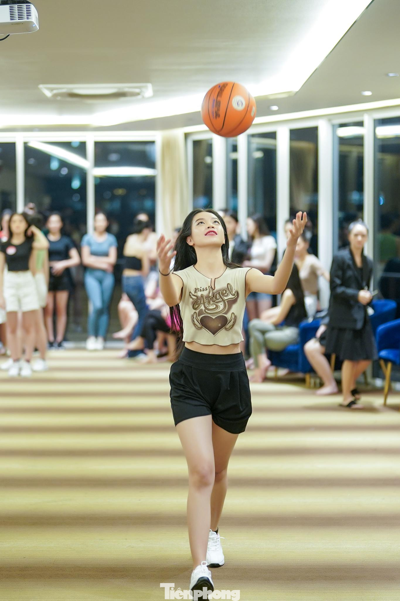 Tạo dáng với bóng rổ cũng là một trong những bài học khó. Các thí sinh phải thể hiện được nét mạnh mẽ.