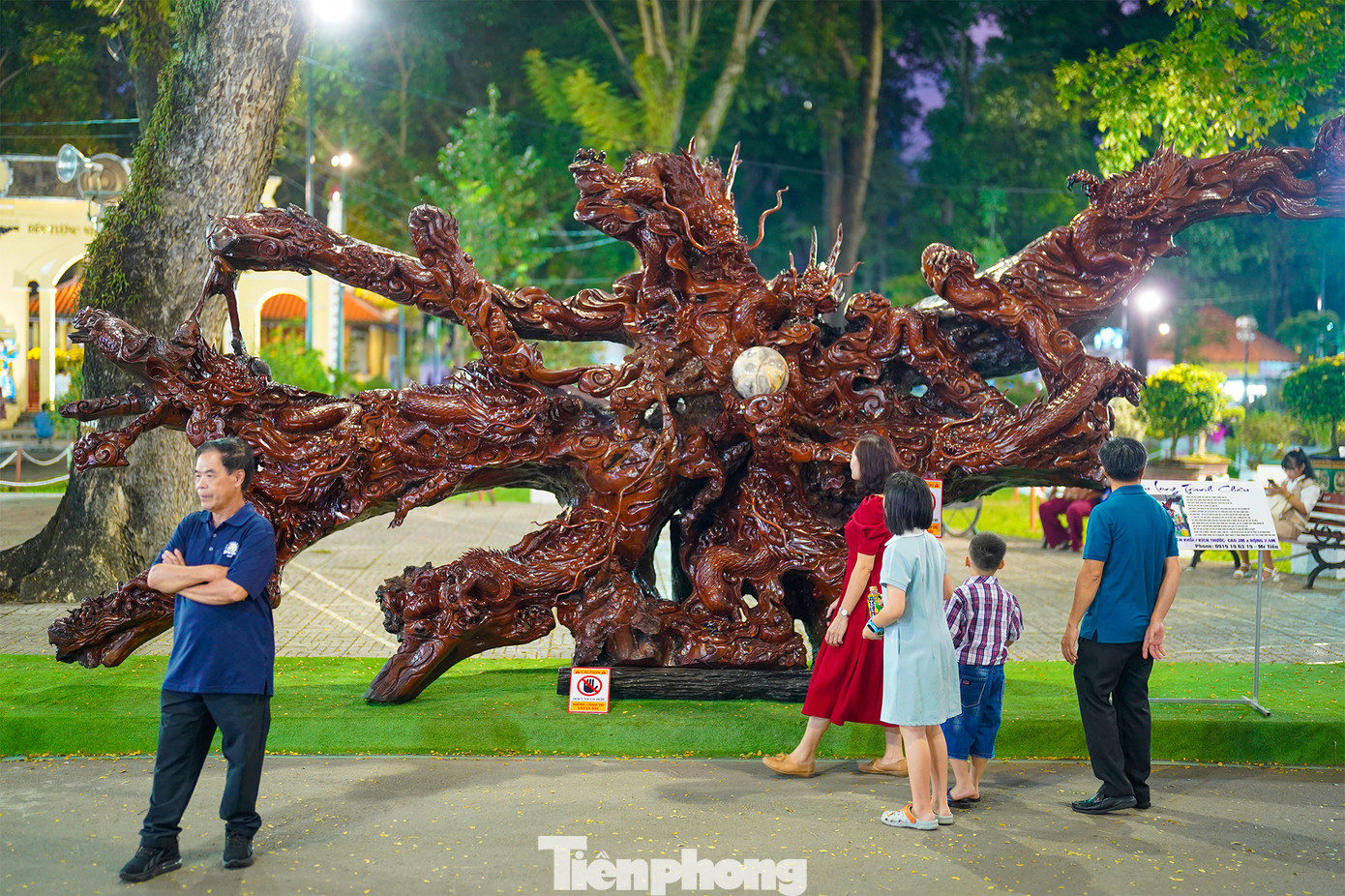 Đặc biệt, ba tác phẩm gỗ lũa điêu khắc &quot;Cửu Long Tranh Châu&quot; là điểm nhấn của Hội Hoa Xuân Tao Đàn năm nay.