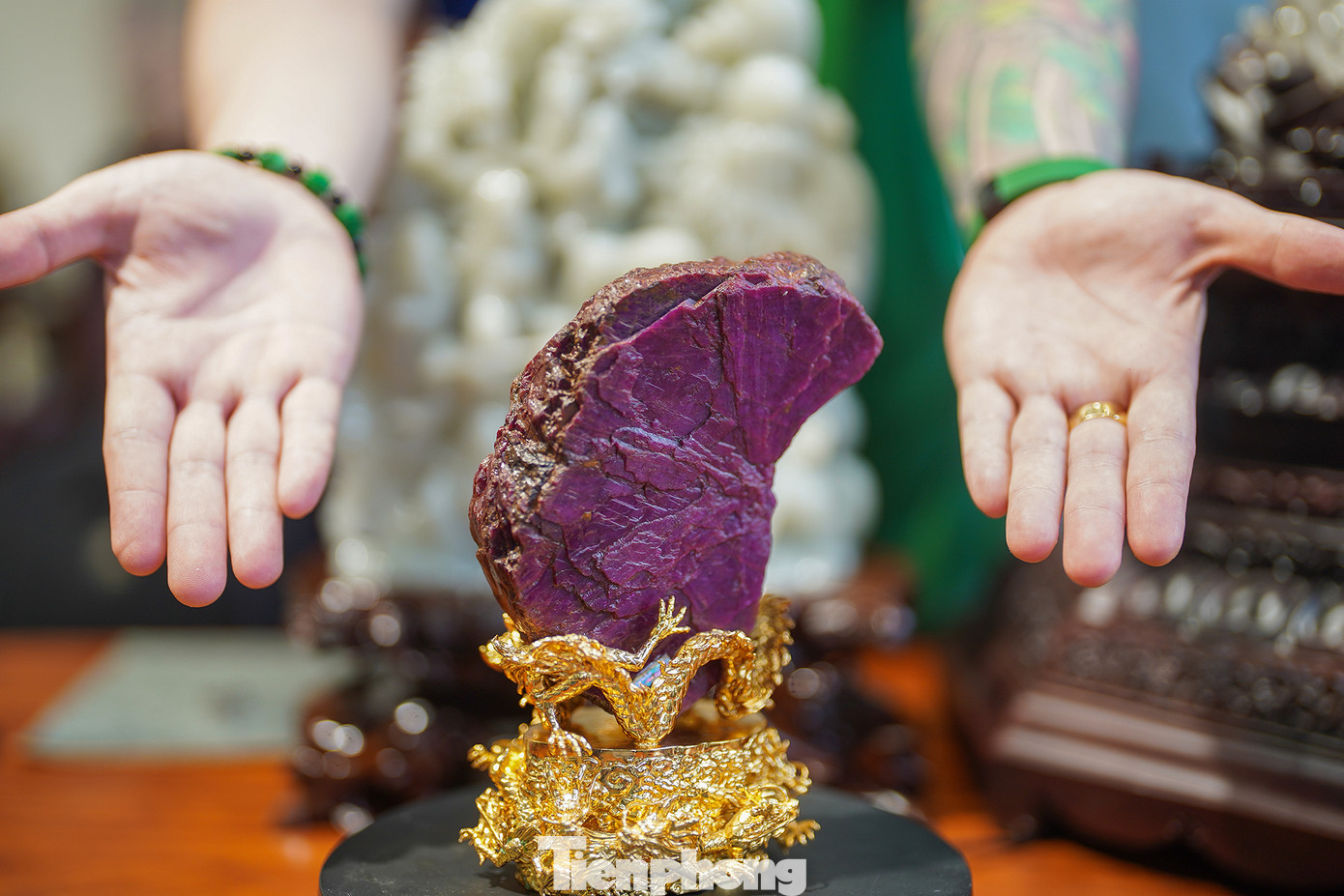 Chia sẻ về viên ruby "máu" trong ảnh, anh Khoa cho biết: "Vì một duyên may mà tôi có được viên ruby có kích thước lớn như thế này. Theo nhiều nhà nghiên cứu có kinh nghiệm cho rằng đây là viên đá xuất xứ từ Lục Yên, Yên Bái".