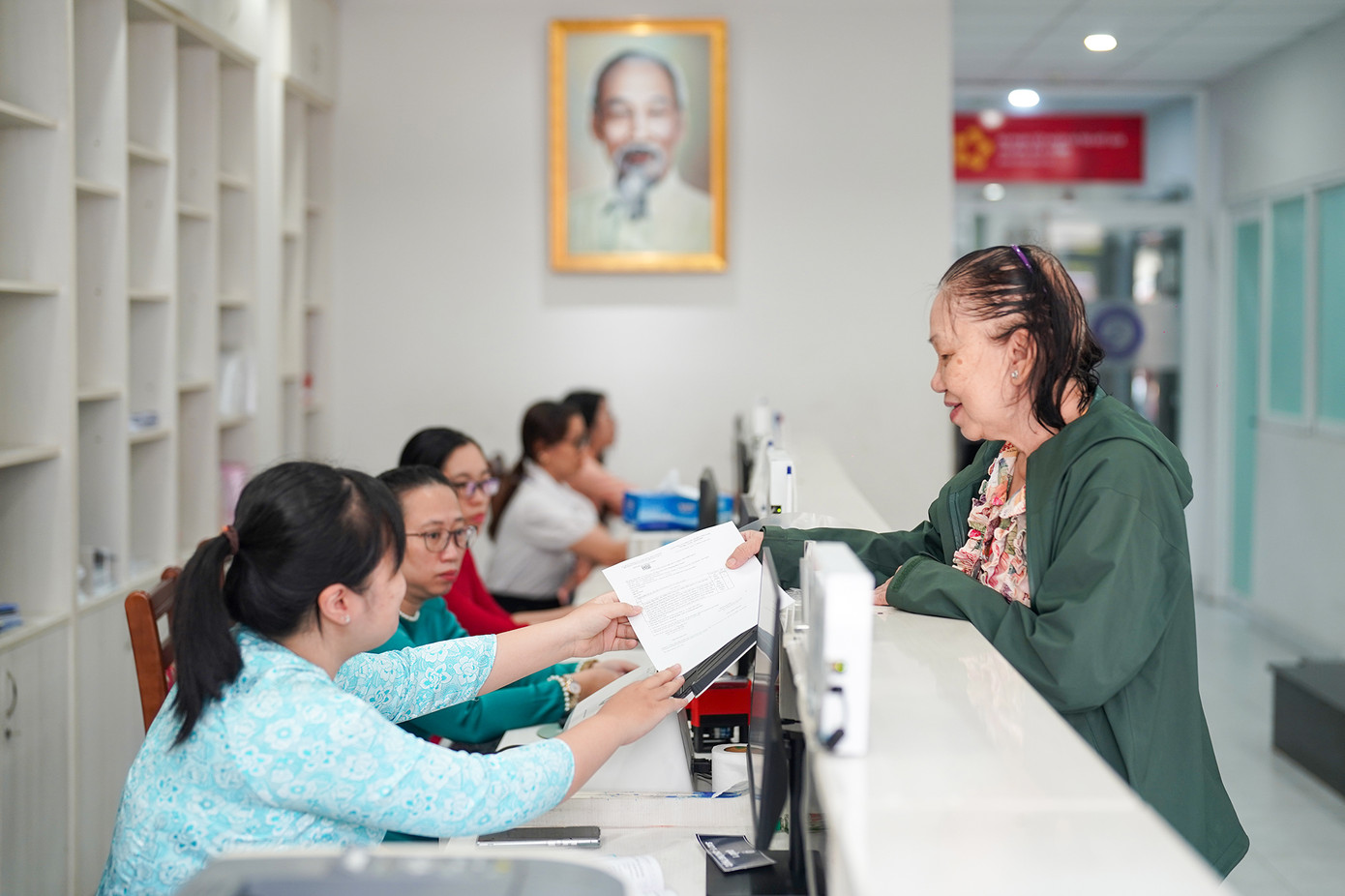 &quot;Theo giấy hẹn là ngày 27 tôi nhận kết quả nhưng tôi bận việc. Nay tôi đến thấy phường khang trang và biết có lễ công bố quyết định về việc sáp nhập. Rất phấn khởi khi hồ sơ được trả nhanh như thế này&quot;, bà Tuyết hào hứng.