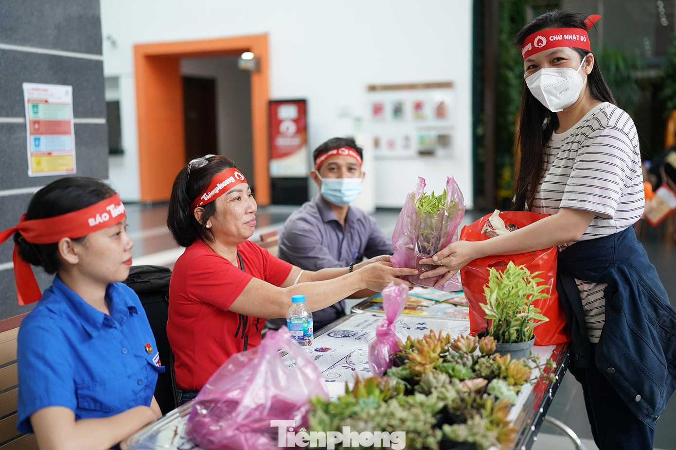 Quầy đổi phế liệu lấy cây xanh, món quà thiết thực cho cư dân chung cư Celadon.