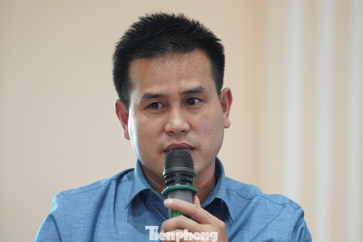 Anh Phan Thanh Quang, công ty TNHH Avery Dennison Ris Vietnam (KCN Long Hậu, Cần Giuộc) quan tâm đến câu chuyện tín dụng đen trong công nhân. &quot;Hiện nay, tình trạng tín dụng đen và đòi nợ thuê &quot;kiểu giang hồ&quot; trở nên phổ biến. Nhiều trường hợp, nhân viên công ty (đặc biệt là bộ phận nhân sự) nhận được các cuộc gọi đe dọa để đòi nợ, thậm chí là bôi nhọ, làm xấu hình ảnh trên các mạng xã hội vì những &quot;món nợ&quot; không liên quan. Chúng ta đã có các hành lang pháp lý để xử lý loại tội phạm này (Luật Hình sự, Luật An ninh mạng,...) nhưng tình trạng này vẫn diễn ra. Như vậy, trong thời gian tới, các cơ quan chức năng có giải pháp nào để truy được các số điện thoại nặc danh và xử lý các hành vi vi phạm pháp luật này, bảo vệ người dân và doanh nghiệp khỏi hình thức tội phạm này?&quot;.