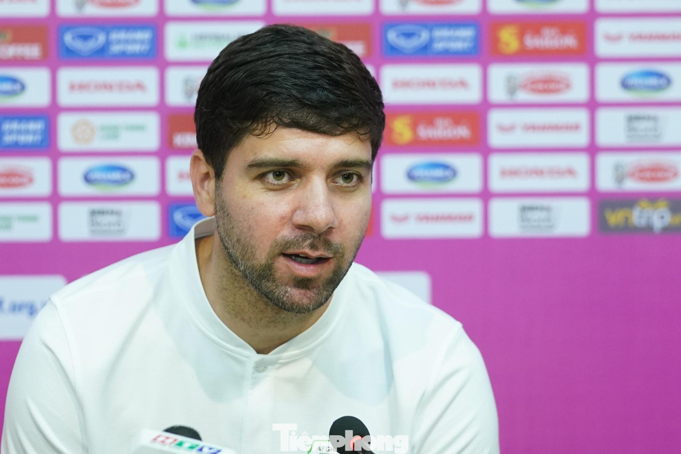 HLV Anoush Dastgir (Afghanistan) nhìn nhận: &quot;Rất vui khi gặp lại các bạn, chúng tôi từng gặp Việt Nam tại Hà Nội 2017, đây là cơ hội tốt để chúng tôi chuẩn bị cho asian cup, sau trận chúng tôi sẽ di chuyển sang Ấn Độ chuẩn bị cho giải. Chắc chắn ngày mai sẽ là trận đấu hay cho người hâm mộ. Việt Nam bây giờ mạnh hơn 2017. Các bạn đã gặt hái được nhiều thành tích trong vài năm qua nên trận đấu này sẽ có ý nghĩa lớn với chúng tôi trong quá trình chuẩn bị cho Asian Cup. Chúng tôi sẽ xuất phát với đội hình mạnh nhất. Đây không chỉ là giao hữu mà sẽ cố gắng chơi tốt nhất để có chiến thắng&quot;.