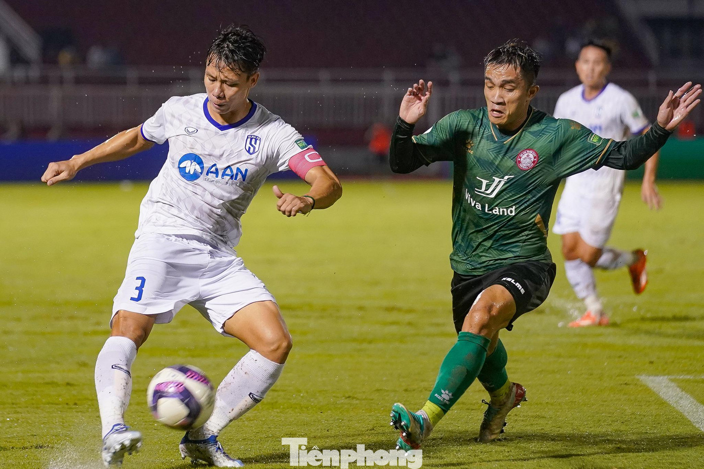 Trong một đợt tấn công nhanh, Olaha thoát xuống bên cánh phải rồi căng ngang quá thuận lợi vào trong cho Oseni. Tiền đạo này xử lý cực bình tĩnh và khi thời cơ dứt điểm tốt nhất đến, anh mới vung chân tuy nhiên Bùi Tiến Dũng đã chơi quá xuất sắc để cứu cho TPHCM khỏi bàn thua trông thấy.