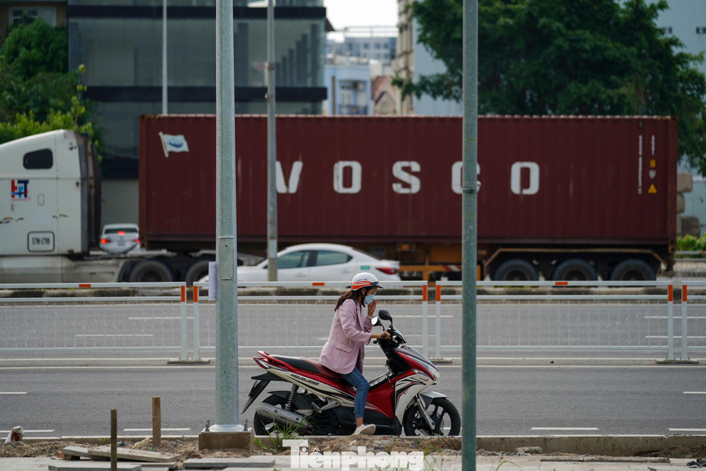 &quot;Khi con đường chưa mở rộng, tôi không dám dừng xe bên lề đường nghe điện thoại như vậy đâu&quot;, người phụ nữ này cho biết.