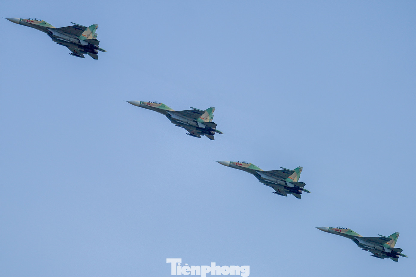 Luyện tâp thuần thục khả năng phối hợp, giữ vị trí, phi công bay theo biên đội 4 chiếc, cất cánh từ sân bay Biên Hòa qua vùng trời Bình Dương, Bình Phước. Trong ảnh, Su-30MK2 thực hiện bài tập ghép đội hình mũi tên.