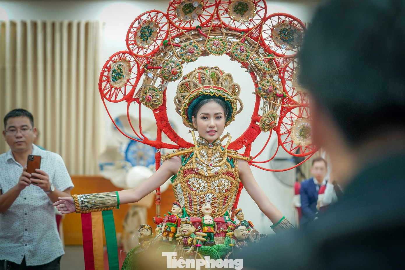 Phần trình diễn của Hoa hậu Môi trường Thế giới 2023 thu hút sự quan tâm của vị khách tham dự.