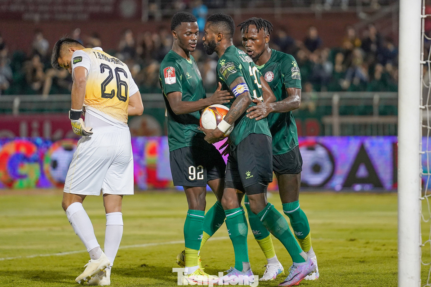 Quả phạt đền nói trên giúp CLB TPHCM có bàn thắng gỡ hòa rất quan trọng với Bình Định, tránh cho đội bóng thành phố thoát khỏi cảnh rơi xuống cuối bảng V-League 2023. Quả phạt đền nói trên giúp CLB TPHCM có bàn thắng gỡ hòa rất quan trọng với Bình Định, tránh cho đội bóng thành phố thoát khỏi cảnh rơi xuống cuối bảng V-League 2023.