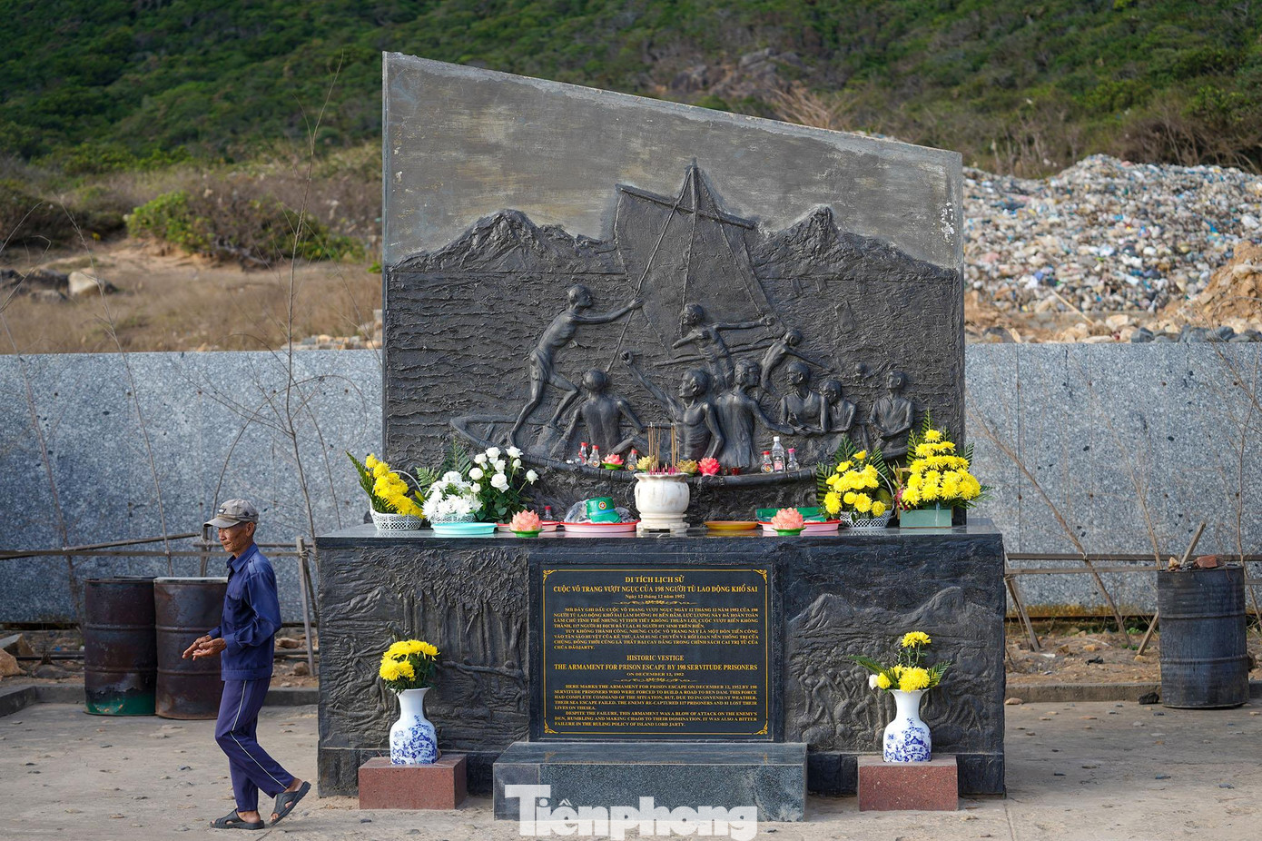 Dọc đường Bến Đầm, du khách sẽ gặp bia tưởng niệm sự kiện vượt ngục của tù nhân Côn Đảo, một sự kiện đi vào sử sách. Dọc đường Bến Đầm, du khách sẽ gặp bia tưởng niệm sự kiện vượt ngục của tù nhân Côn Đảo, một sự kiện đi vào sử sách.