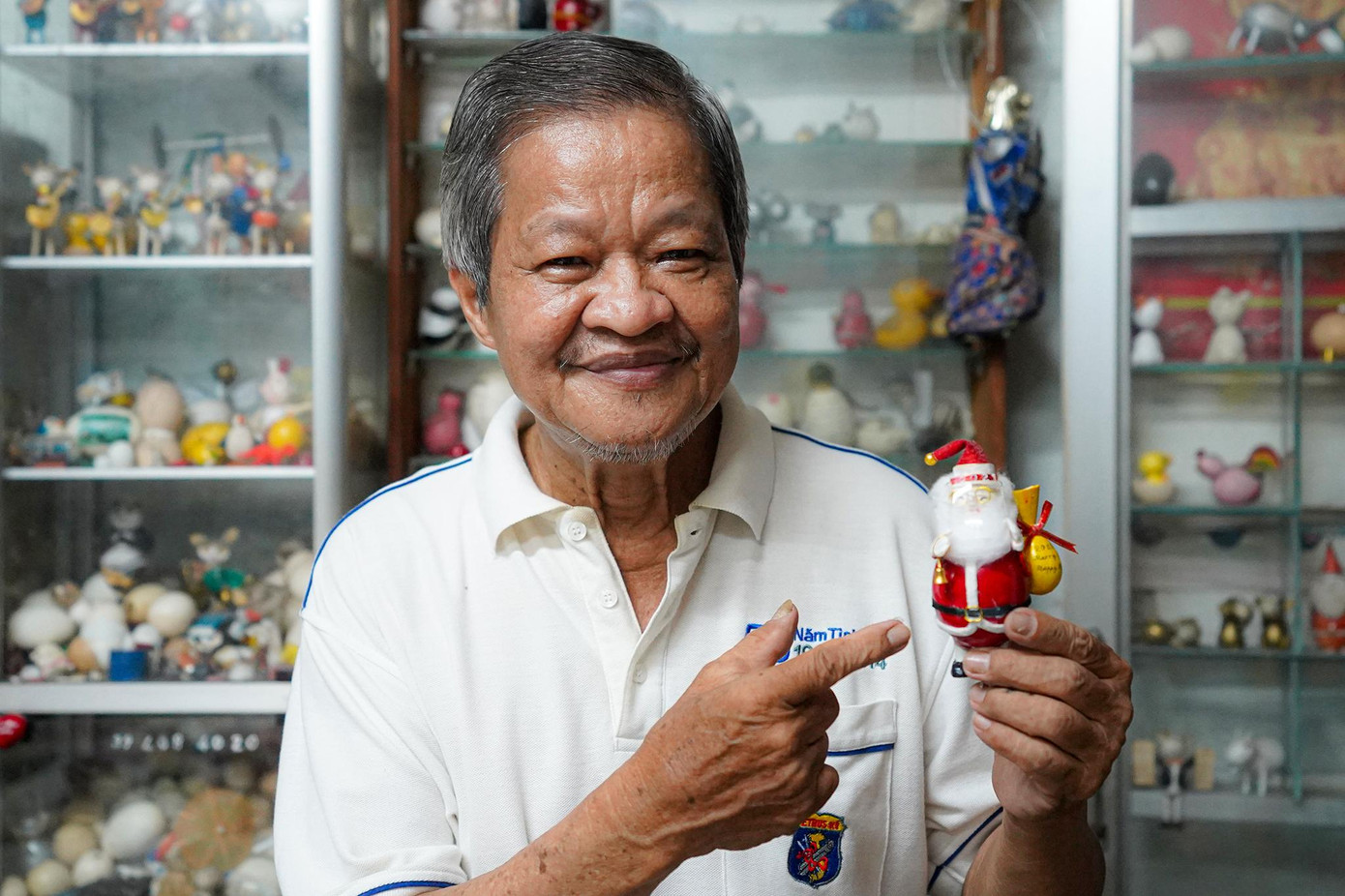 Nhắc về sản phẩm đầu tiên, ông Tâm nhớ lại: “Lúc đó tôi dạy một em học lớp 8 bài giảng về ông già Noel. Không có mô hình để thị phạm, ngồi quan sát con lật đật, với cái bầu tròn tròn của phần đầu và phần bụng, tôi liên tưởng đến ngay những chiếc vỏ trứng. Đó là sản phẩm đầu tay của tôi”.