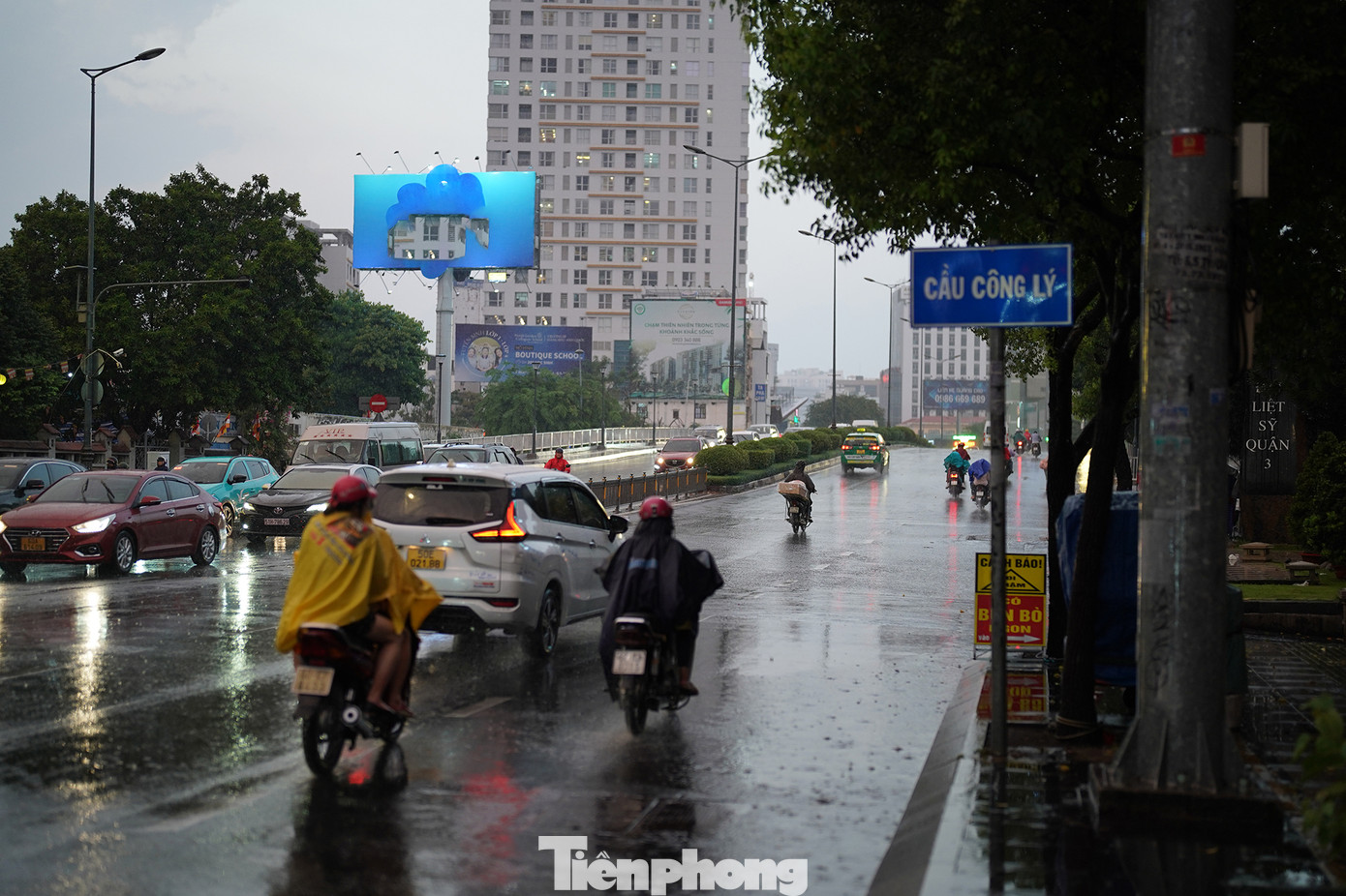 Khu vực cầu Công Lý (Quận 3) thời điểm cơn mưa vừa ngớt.