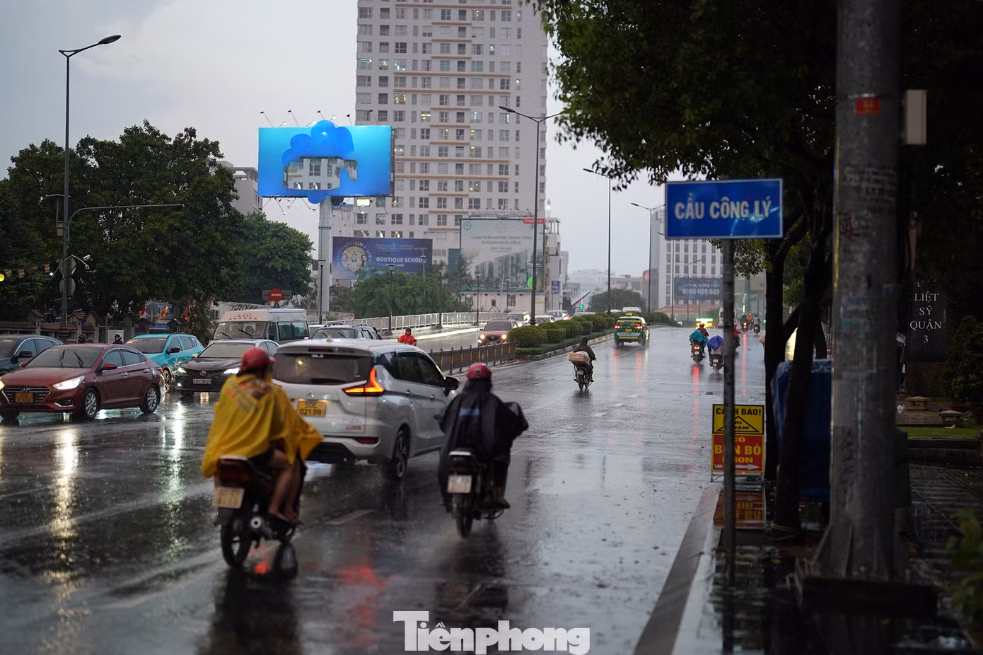 Khu vực cầu Công Lý (Quận 3) thời điểm cơn mưa vừa ngớt.