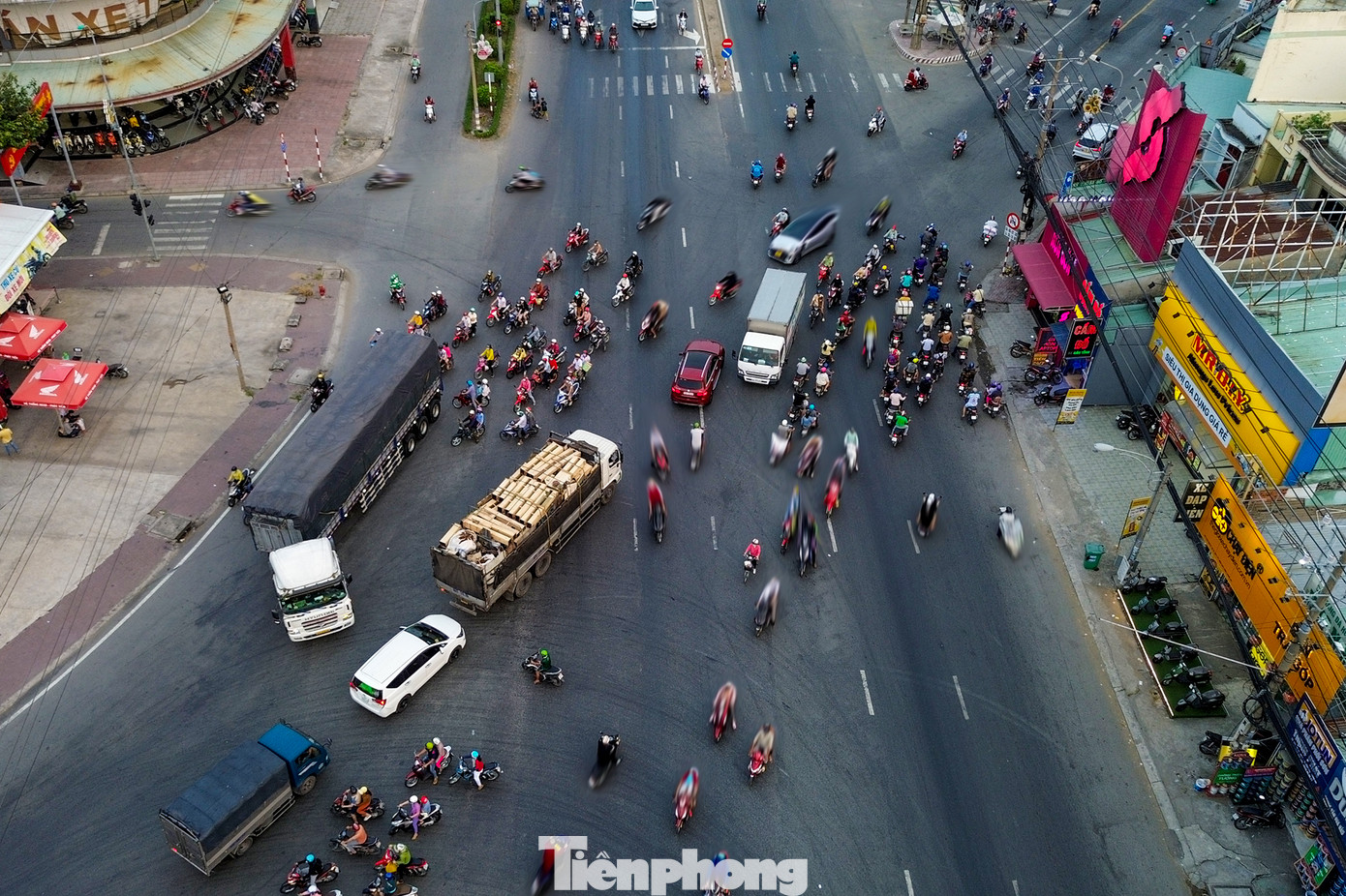 Ngã tư Long Kim (thị trấn Bến Lức, huyện Bến Lức, tỉnh Long An) - nơi giao nhau giữa Quốc lộ 1 và Đường tỉnh (ĐT) 830 là nơi tiềm ẩn nguy cơ tai nạn giao thông. Khung giờ cao điểm hằng ngày (sáng từ 6h30 đến 7h30, chiều từ 16h30 đến 18h30), đây là thời điểm công nhân tại các khu cụm công nghiệp, người lao động đi làm, tan ca trở về, lưu lượng người và phương tiện tham gia giao thông qua khu vực này rất đông, thường xuyên xảy ra tình trạng xung đột về giao thông.