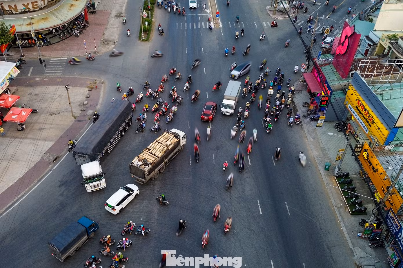Ngã tư Long Kim (thị trấn Bến Lức, huyện Bến Lức, tỉnh Long An) - nơi giao nhau giữa Quốc lộ 1 và Đường tỉnh (ĐT) 830 là nơi tiềm ẩn nguy cơ tai nạn giao thông. Khung giờ cao điểm hằng ngày (sáng từ 6h30 đến 7h30, chiều từ 16h30 đến 18h30), đây là thời điểm công nhân tại các khu cụm công nghiệp, người lao động đi làm, tan ca trở về, lưu lượng người và phương tiện tham gia giao thông qua khu vực này rất đông, thường xuyên xảy ra tình trạng xung đột về giao thông. Ngã tư Long Kim (thị trấn Bến Lức, huyện Bến Lức, tỉnh Long An) - nơi giao nhau giữa Quốc lộ 1 và Đường tỉnh (ĐT) 830 là nơi tiềm ẩn nguy cơ tai nạn giao thông. Khung giờ cao điểm hằng ngày (sáng từ 6h30 đến 7h30, chiều từ 16h30 đến 18h30), đây là thời điểm công nhân tại các khu cụm công nghiệp, người lao động đi làm, tan ca trở về, lưu lượng người và phương tiện tham gia giao thông qua khu vực này rất đông, thường xuyên xảy ra tình trạng xung đột về giao thông.