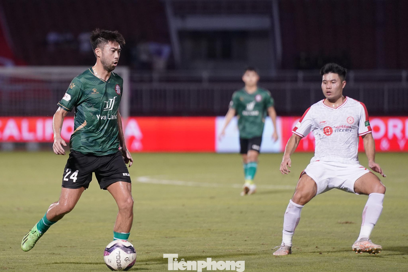 Nói về trường hợp Lee Nguyễn, ông Thành thẳng thắn: "Lee Nguyễn mùa này là chơi tốt nhất so với khi ở HAGL, Bình Dương và dưới thời Polking… Thời điểm này, khi phải chịu áp lực thì Lee đã 36 tuổi vẫn chơi xuất sắc. Cậu ấy có các đường chuyền chết người, trong 2-3 trận gần đây, cậu ấy là người kiến tạo tốt nhất cho TPHCM. Với phong độ này, chúng tôi muốn giữ Lee Nguyễn. Chắc chắn tôi có những phương án khác về câu chuyện nhân sự. Tôi chỉ giữ 2/3 đội. Chúng tôi phải tuyển chọn lực lượng để đạt mục tiêu. TPHCM là đội lớn, lực lượng có nền tảng, chúng tôi muốn vào top 3". Nói về trường hợp Lee Nguyễn, ông Thành thẳng thắn: "Lee Nguyễn mùa này là chơi tốt nhất so với khi ở HAGL, Bình Dương và dưới thời Polking… Thời điểm này, khi phải chịu áp lực thì Lee đã 36 tuổi vẫn chơi xuất sắc. Cậu ấy có các đường chuyền chết người, trong 2-3 trận gần đây, cậu ấy là người kiến tạo tốt nhất cho TPHCM. Với phong độ này, chúng tôi muốn giữ Lee Nguyễn. Chắc chắn tôi có những phương án khác về câu chuyện nhân sự. Tôi chỉ giữ 2/3 đội. Chúng tôi phải tuyển chọn lực lượng để đạt mục tiêu. TPHCM là đội lớn, lực lượng có nền tảng, chúng tôi muốn vào top 3".