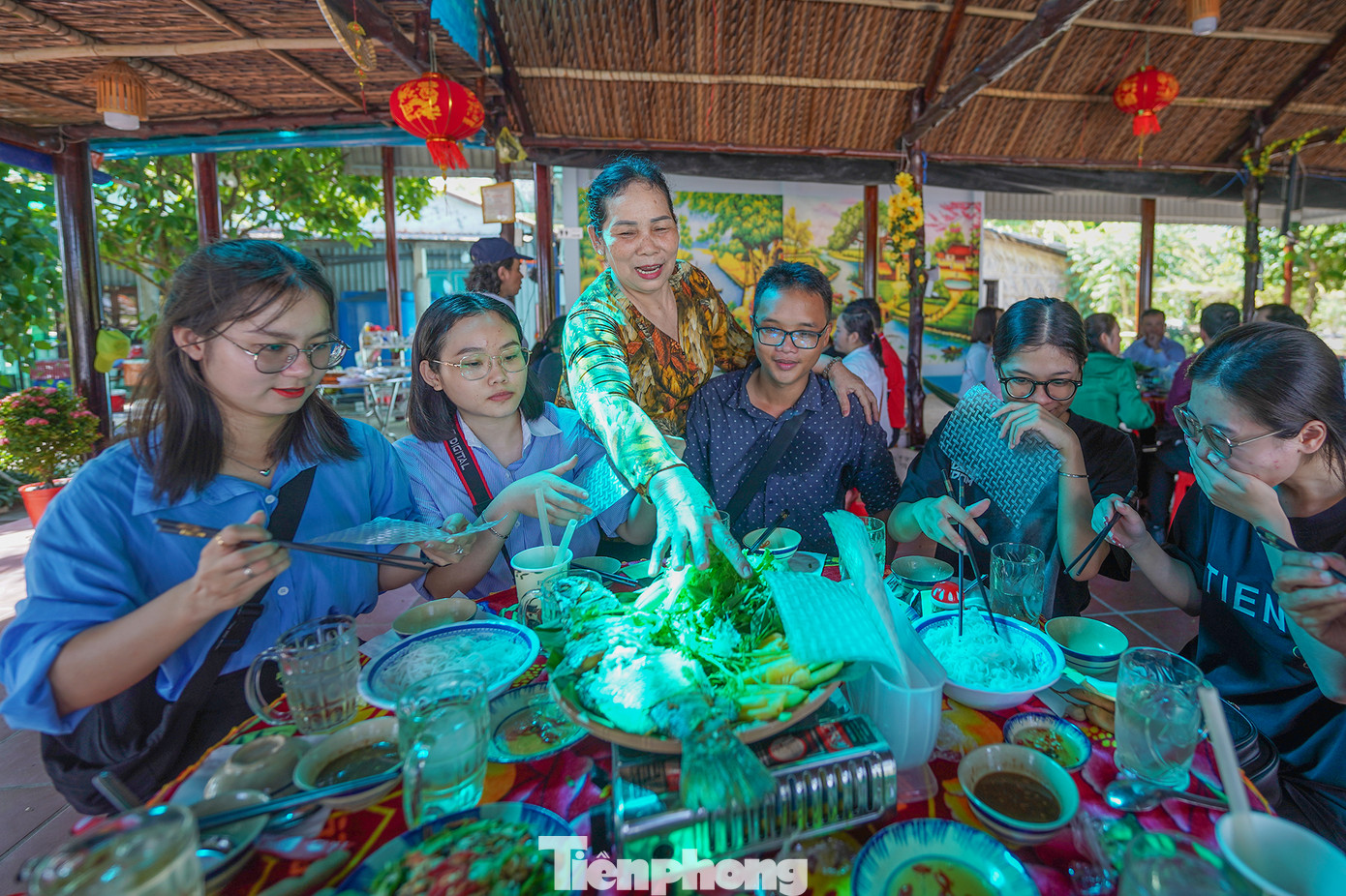 "Sau khi trải nghiệm cung đường Hiking, chúng tôi đến ăn trưa tại nhà cô Năm Đổi. Món gỏi lá lìm kìm trộn cá khô lần đầu tôi được ăn, rất ấn tượng. Các món cũng đơn giản là cá, mực... nhưng toàn đồ tươi, bàn chúng tôi ăn ngon lành và không để thức ăn thừa. Vì là đồ tươi nên nếu du khách không đặt trước thì chỉ có cách ngồi đò quay lại thị trấn Cần Thạnh hoặc xã đảo Thạnh An để ăn trưa", bạn Hoàng My (ngụ TP Thủ Đức) chia sẻ sau khi được cô Năm Đổi (người đứng) giới thiệu về các món ăn.