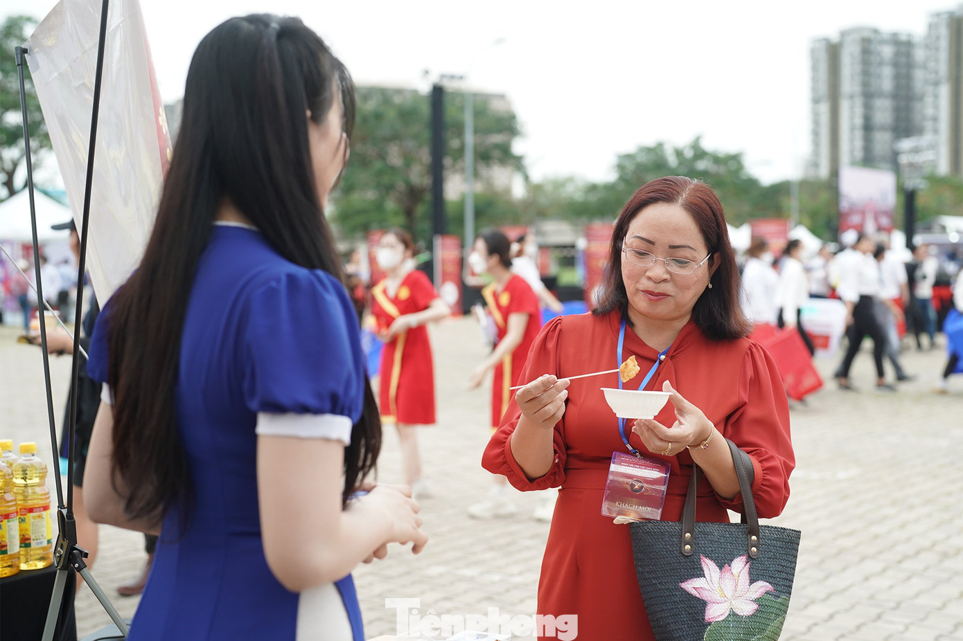 Tại đây, các đơn vị, doanh nghiệp cũng giới thiệu khoảng hơn 100 món ăn, thức uống đặc trưng vùng miền và món quốc tế như Thái, Hàn, Nhật… Đây là những món ăn, thức uống được biến tấu dưới bàn tay tài hoa của các đầu bếp, nhưng vẫn giữ được nét đặc trưng của dân tộc Việt Nam và sự giao thoa hài hoà hương vị quốc tế. Tại đây, các đơn vị, doanh nghiệp cũng giới thiệu khoảng hơn 100 món ăn, thức uống đặc trưng vùng miền và món quốc tế như Thái, Hàn, Nhật… Đây là những món ăn, thức uống được biến tấu dưới bàn tay tài hoa của các đầu bếp, nhưng vẫn giữ được nét đặc trưng của dân tộc Việt Nam và sự giao thoa hài hoà hương vị quốc tế.