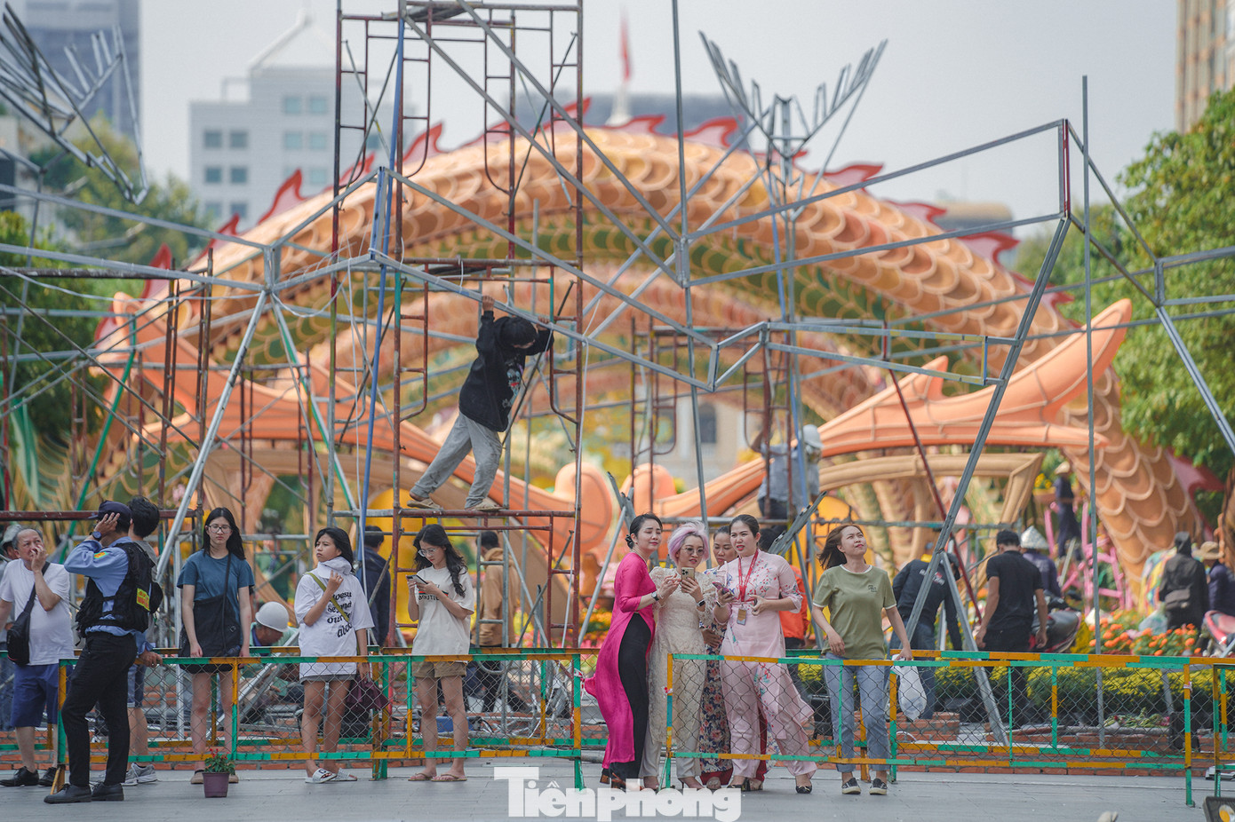 &quot;Rồng là biểu tượng của sự may mắn, vĩnh cửu, tràn đầy năng lượng...chính vì thế ngoài việc ra đấy ngắm và chụp ảnh lưu niệm xuân 2024, tôi còn cố chọn cho mình những phông nền hình rồng như một lời mong cầu may mắn, kiểu phong thuỷ ấy&quot;, một du khách chia sẻ.