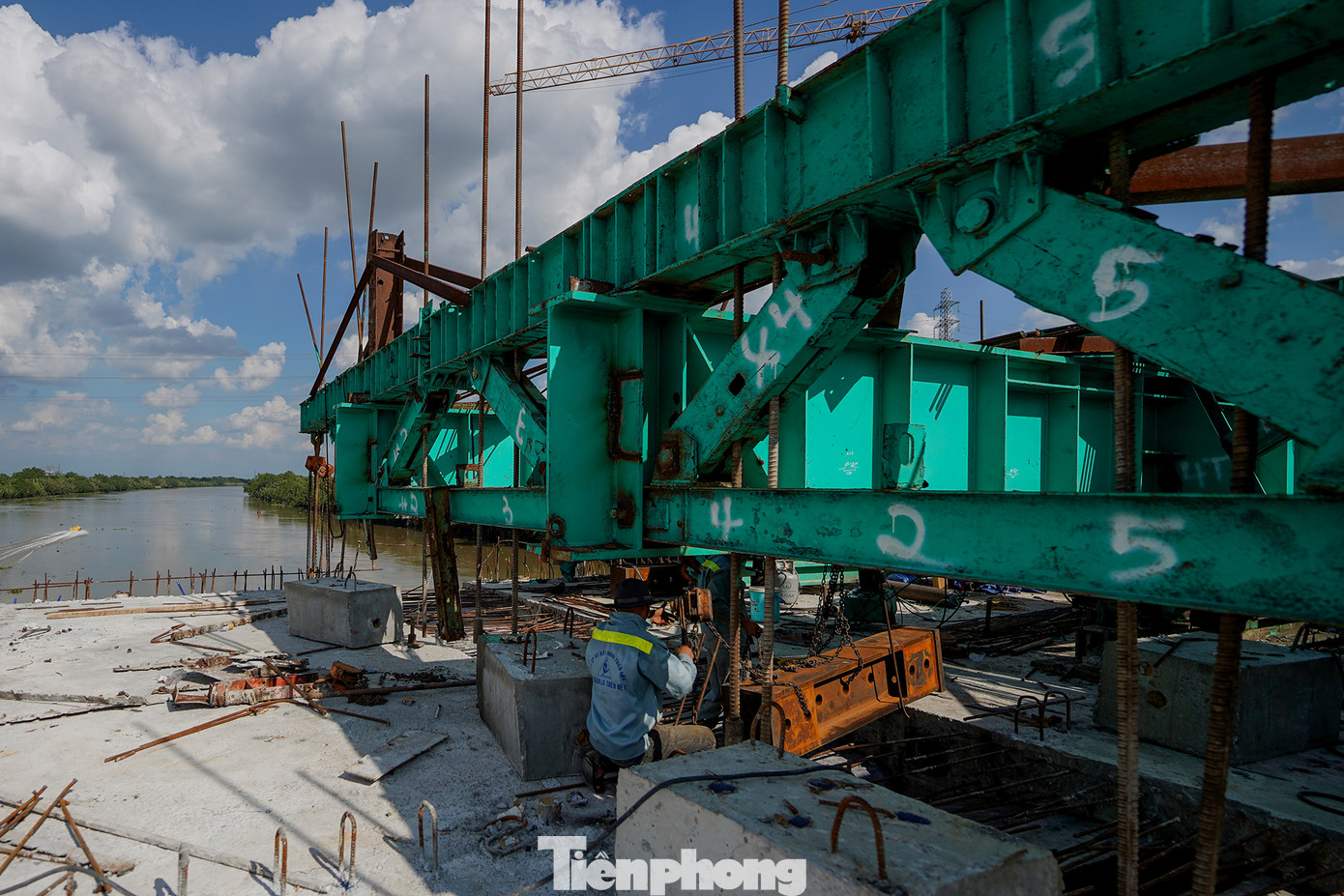 Công nhân đang vận hành phần xe đúc đấu nối thiết bị dằm chống vặn chuẩn bị cho lễ hợp long. (Dằm chống vặn là phần đấu nối quan trọng giúp ổn định bề mặt hai nhịp cầu)