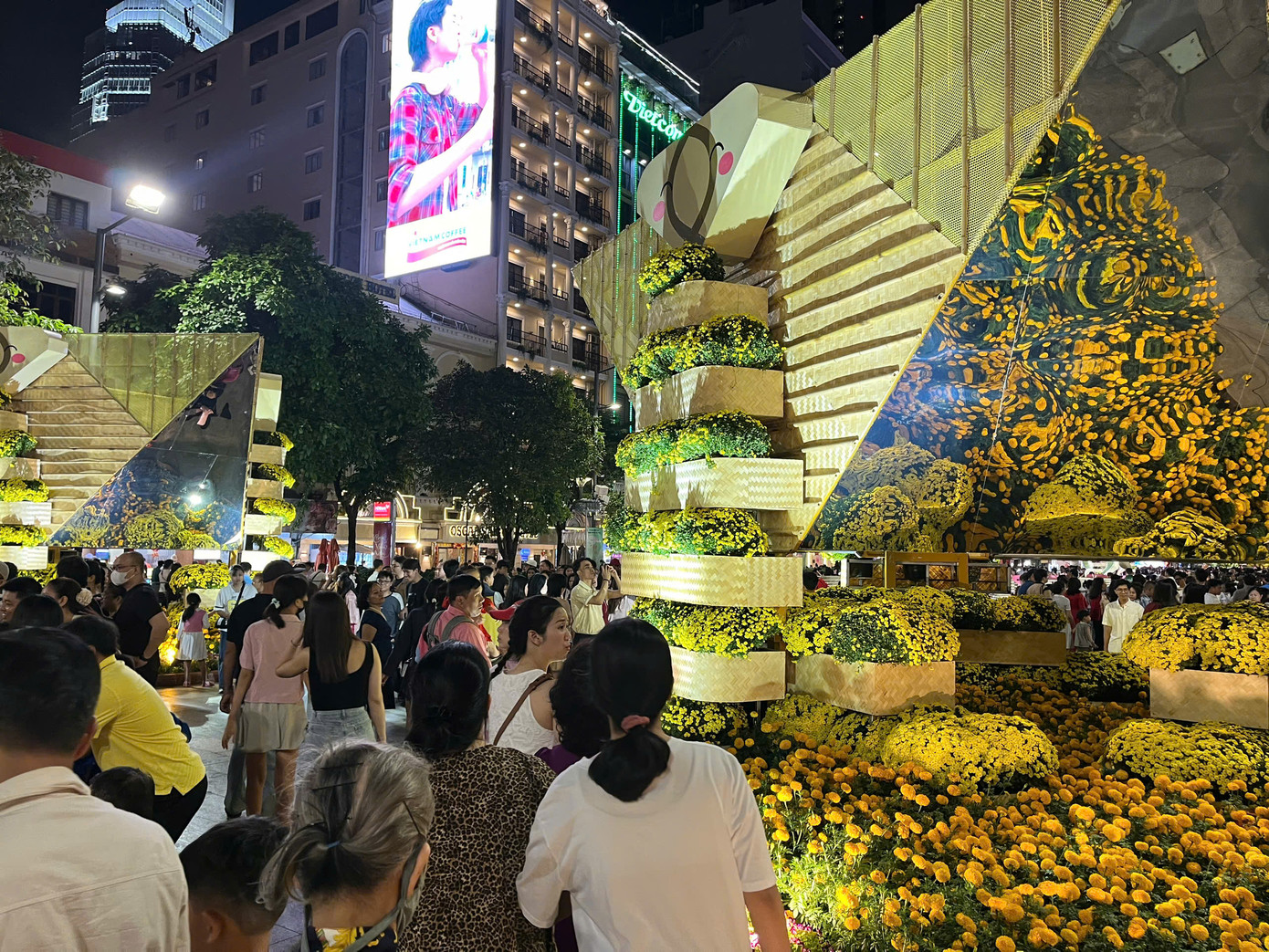 Đường hoa năm nay có khoảng 90 tạo hình linh vật rắn được thể hiện với đa dạng sắc thái và hình dáng, đa phần tập trung sau cổng chào của đường hoa. Đường hoa năm nay có khoảng 90 tạo hình linh vật rắn được thể hiện với đa dạng sắc thái và hình dáng, đa phần tập trung sau cổng chào của đường hoa.